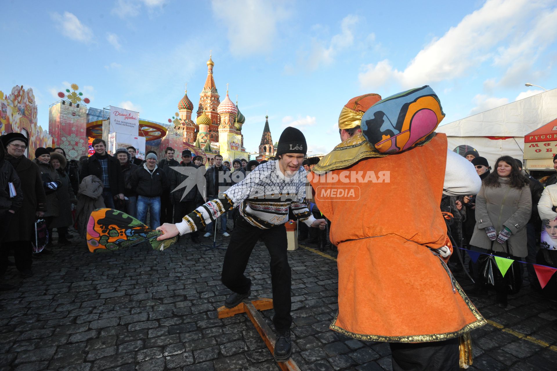 Празнование масленицы в масленичном городке на Васильевском спуске Москва 4 марта 2011 года