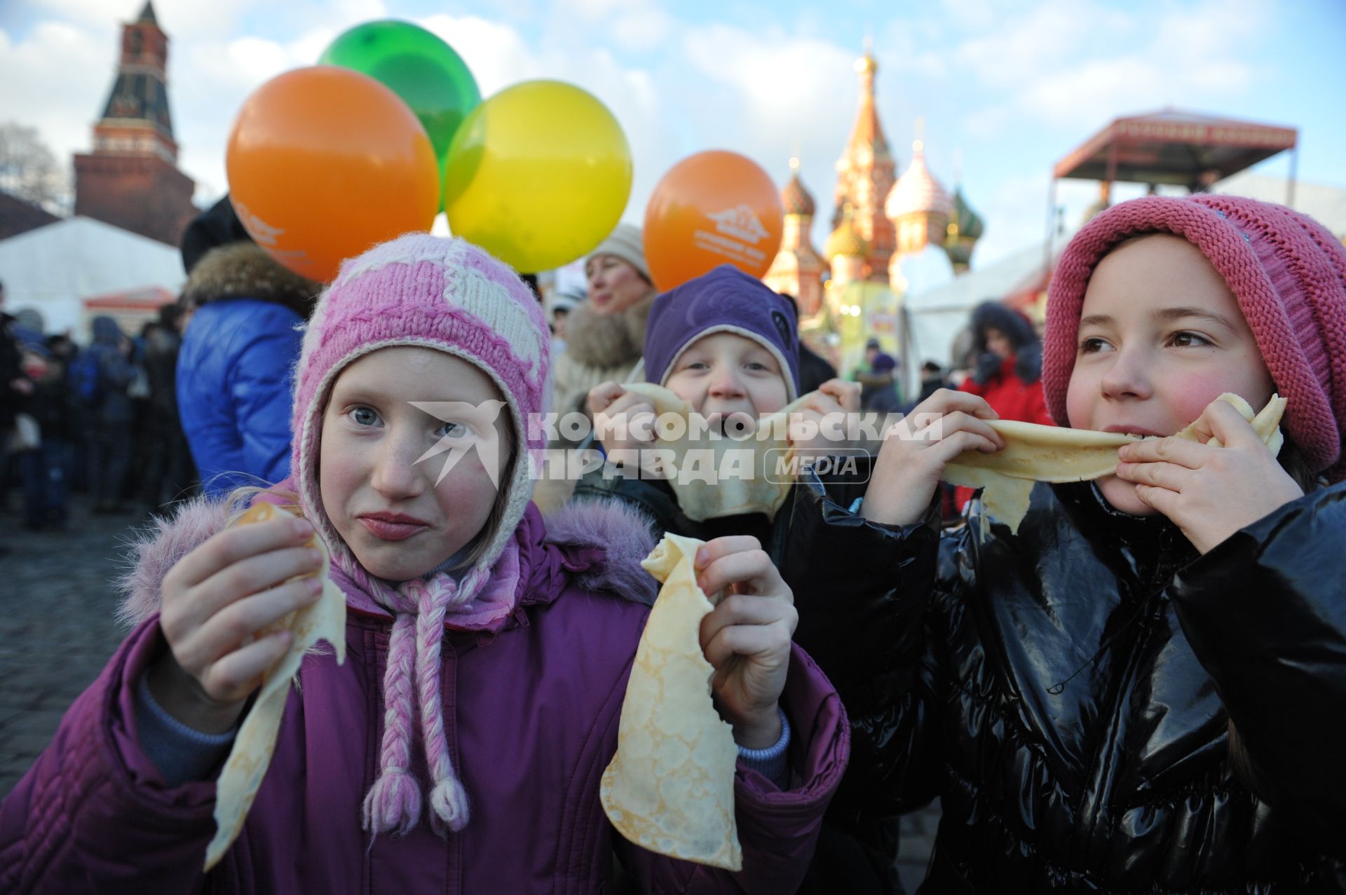 Празнование масленицы в масленичном городке на Васильевском спуске Москва 4 марта 2011 года