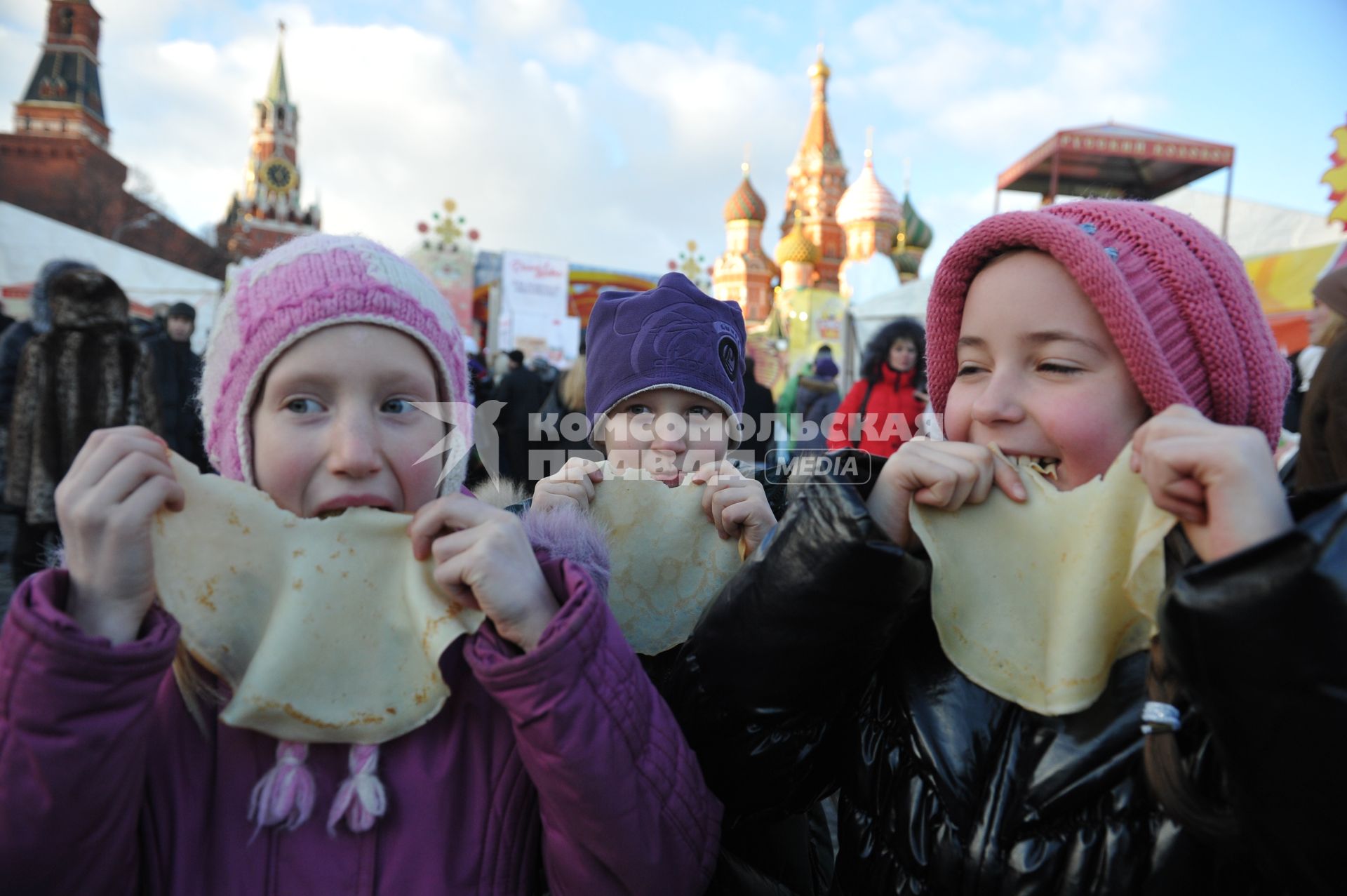 Празнование масленицы в масленичном городке на Васильевском спуске Москва 4 марта 2011 года