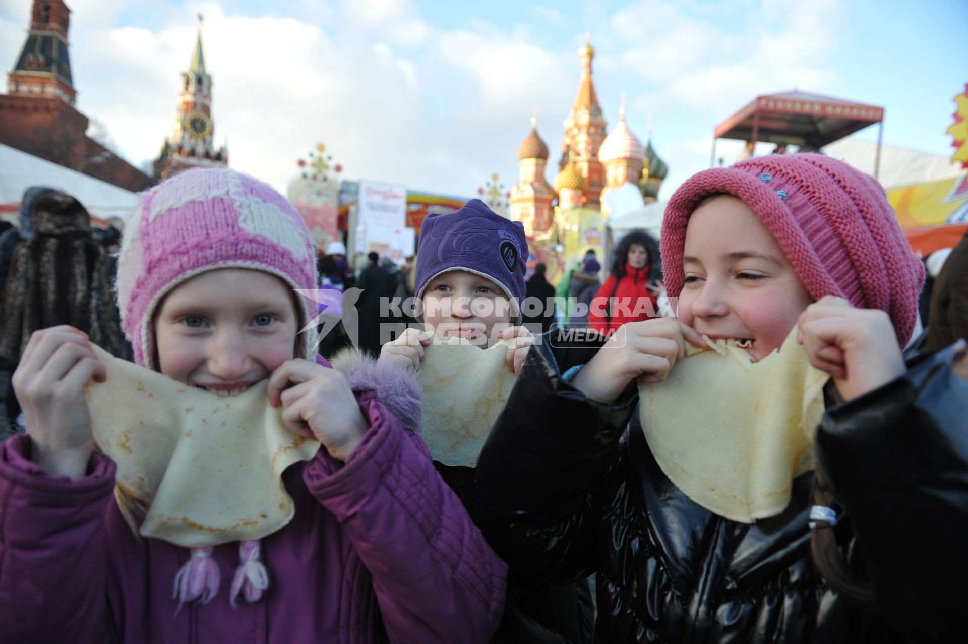 Празнование масленицы в масленичном городке на Васильевском спуске Москва 4 марта 2011 года