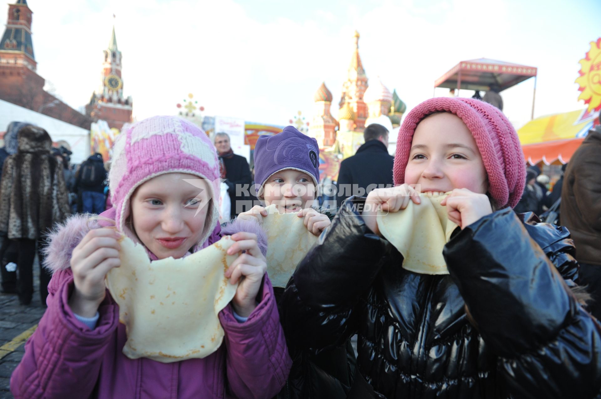 Празнование масленицы в масленичном городке на Васильевском спуске Москва 4 марта 2011 года