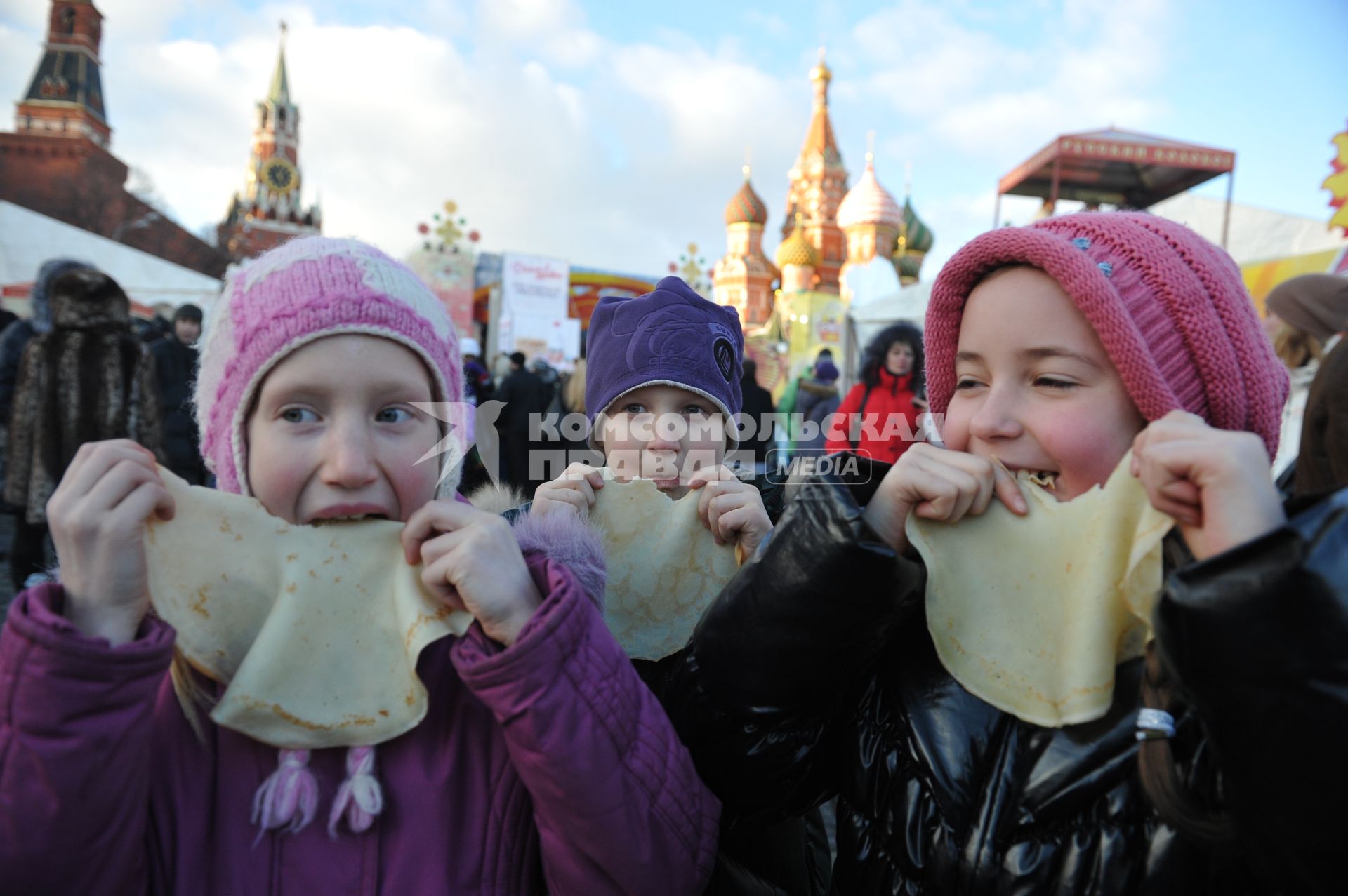 Празнование масленицы в масленичном городке на Васильевском спуске Москва 4 марта 2011 года