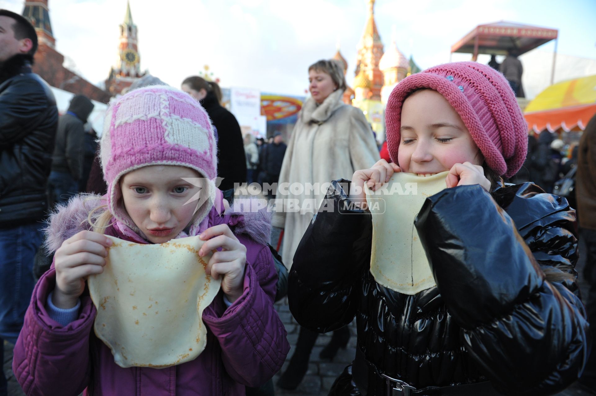 Празнование масленицы в масленичном городке на Васильевском спуске Москва 4 марта 2011 года