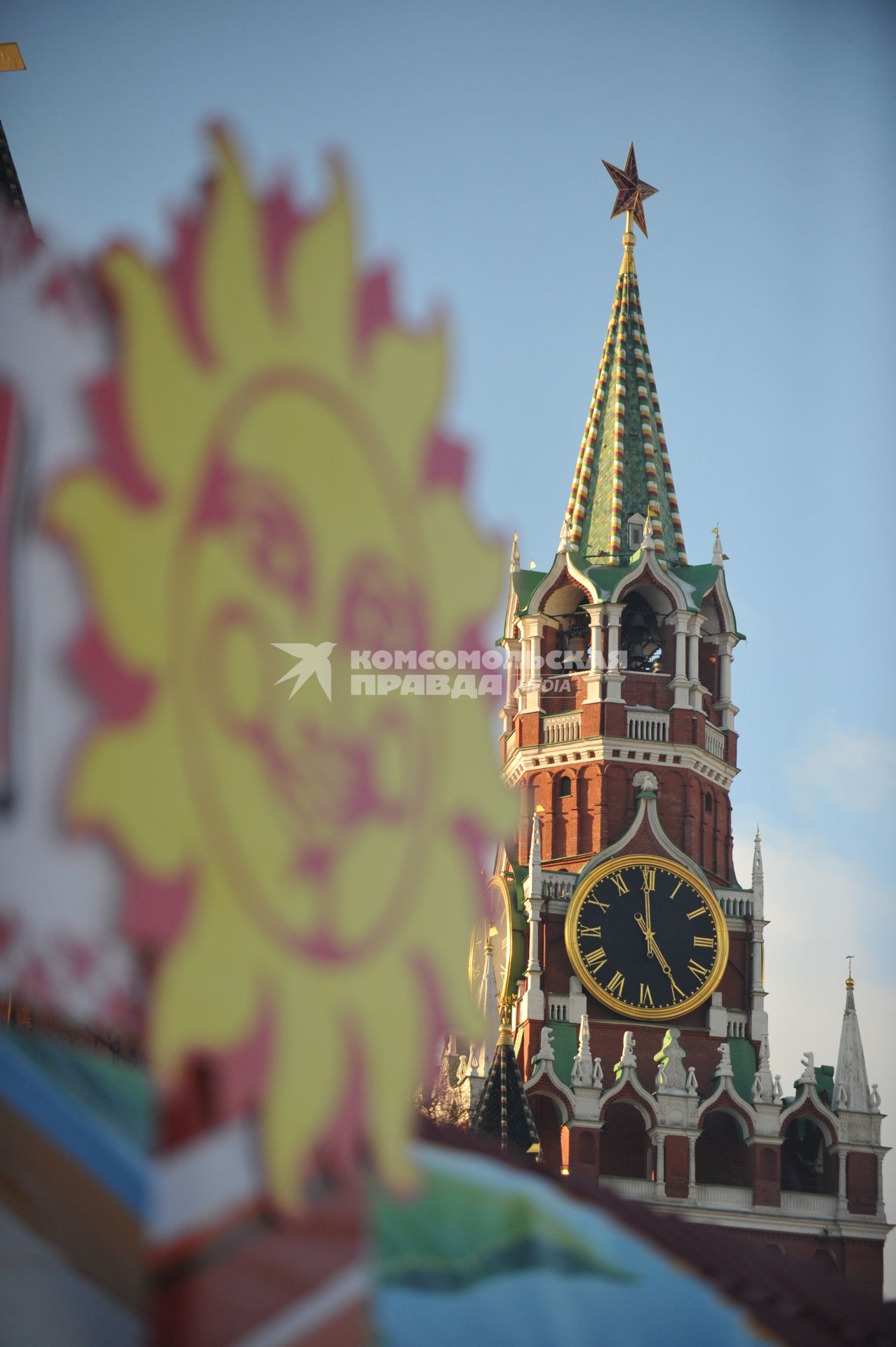 Празнование масленицы в масленичном городке на Васильевском спуске Москва 4 марта 2011 года