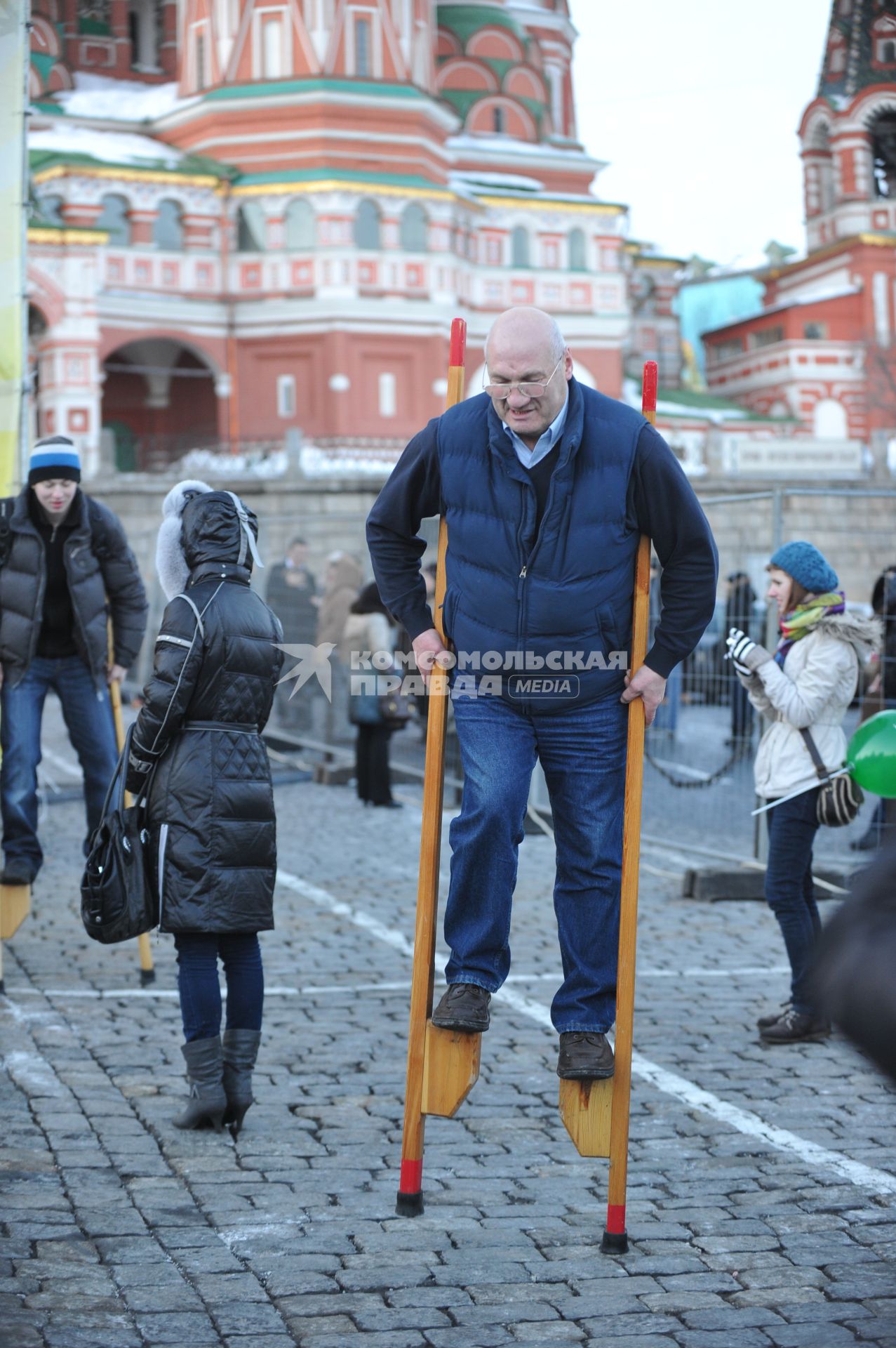 Празнование масленицы в масленичном городке на Васильевском спуске Москва 4 марта 2011 года