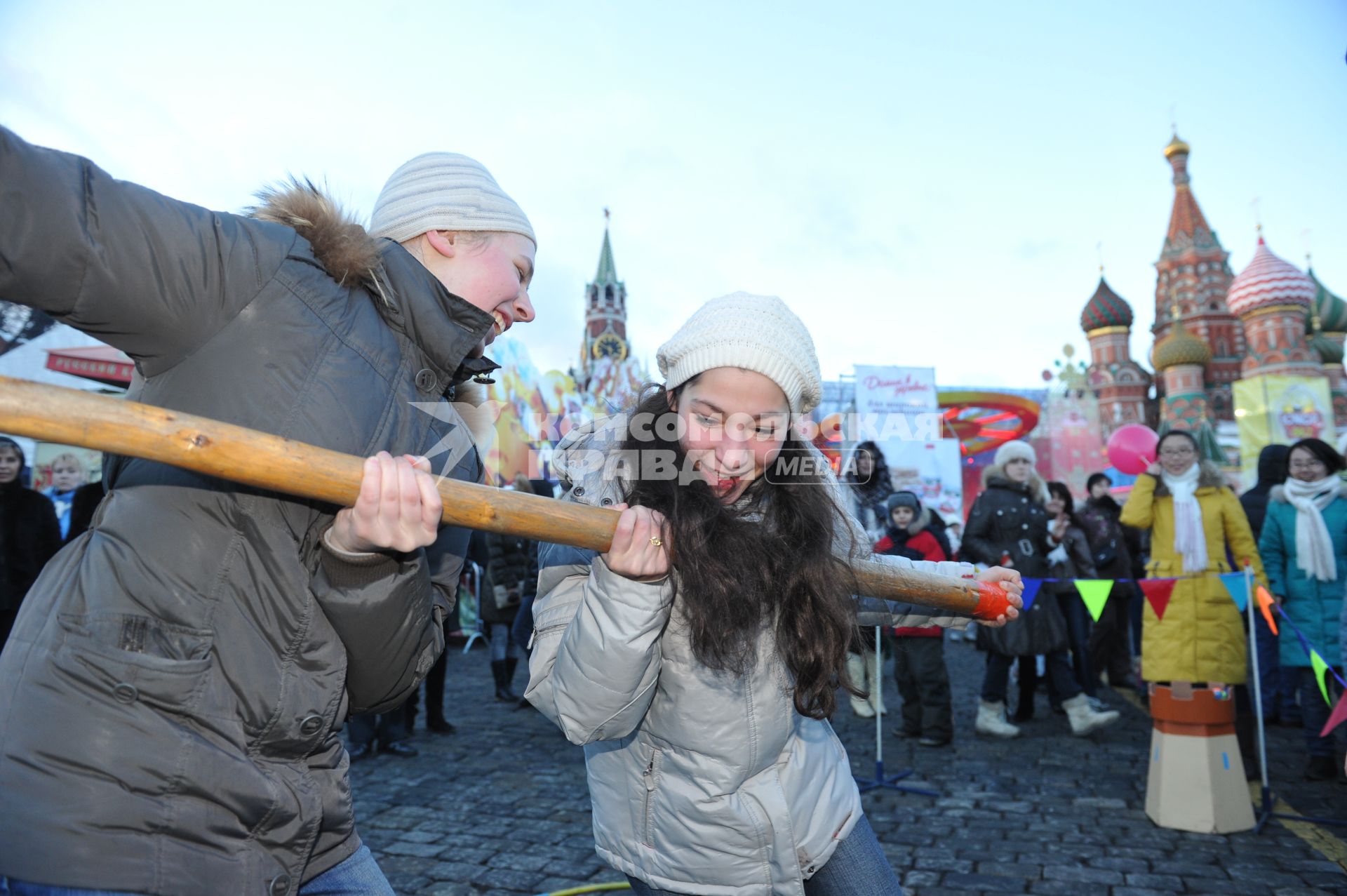 Празнование масленицы в масленичном городке на Васильевском спуске Москва 4 марта 2011 года