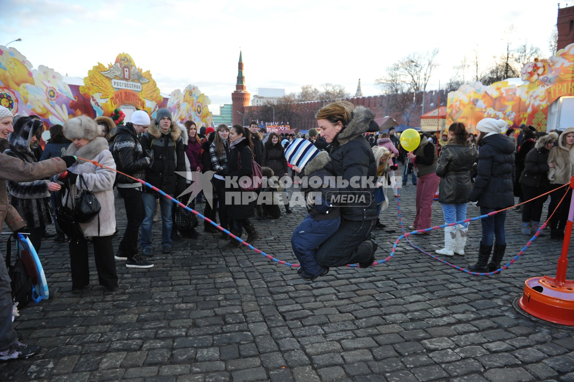 Празнование масленицы в масленичном городке на Васильевском спуске Москва 4 марта 2011 года