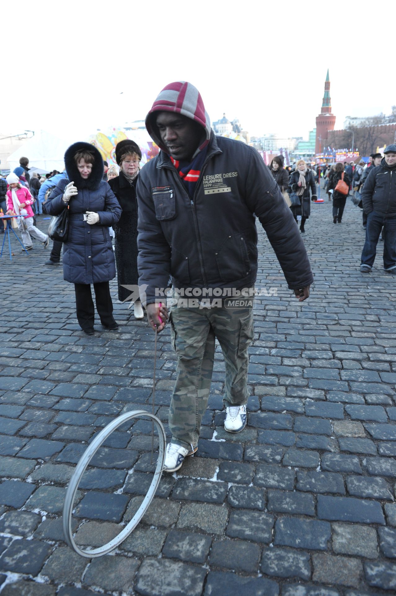 Празнование масленицы в масленичном городке на Васильевском спуске Москва 4 марта 2011 года