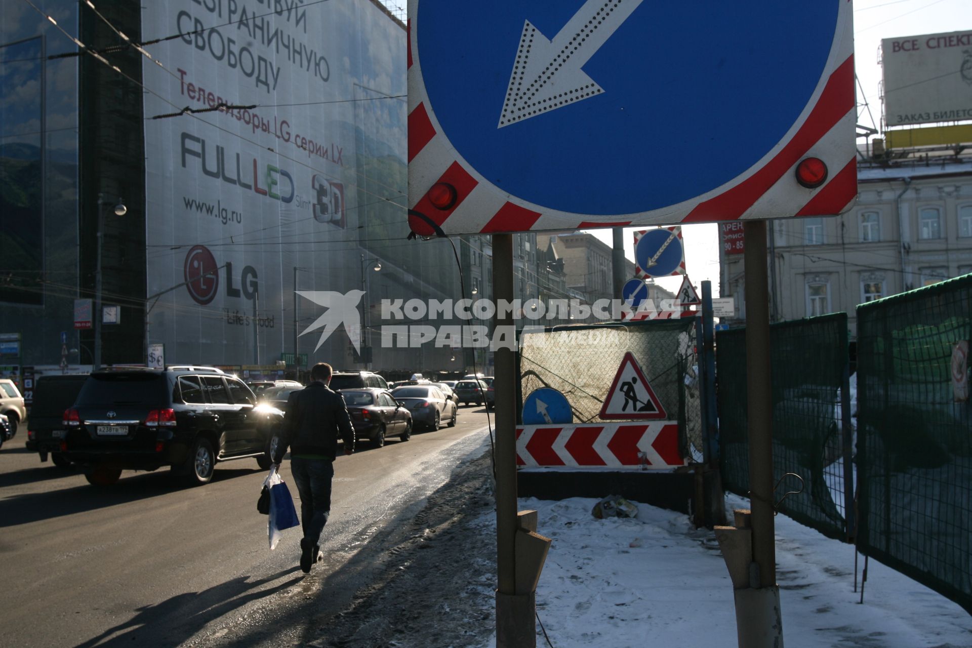 Долгоиграющая стройка вокруг Белорусского вокзала приводит к ежедневным пробкам на съезде с Ленинградского проспекта на улицу 1-я Тверская- Ямская, Москва, 9 марта 2011 года