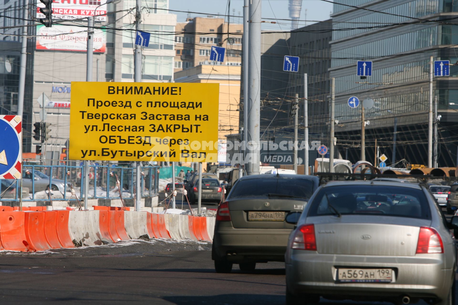 Долгоиграющая стройка вокруг Белорусского вокзала приводит к ежедневным пробкам на съезде с Ленинградского проспекта на улицу 1-я Тверская- Ямская, Москва, 9 марта 2011 года