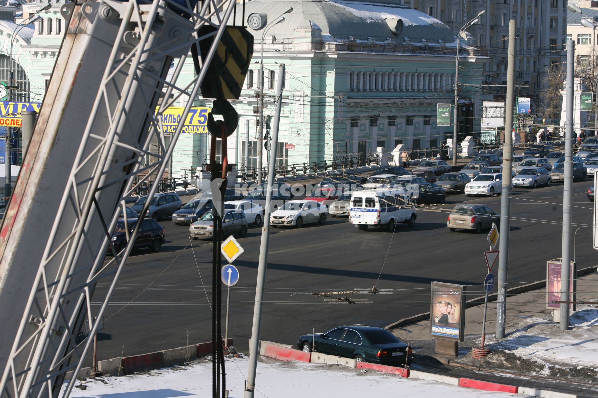 Долгоиграющая стройка вокруг Белорусского вокзала приводит к ежедневным пробкам на съезде с Ленинградского проспекта на улицу 1-я Тверская- Ямская, Москва, 9 марта 2011 года