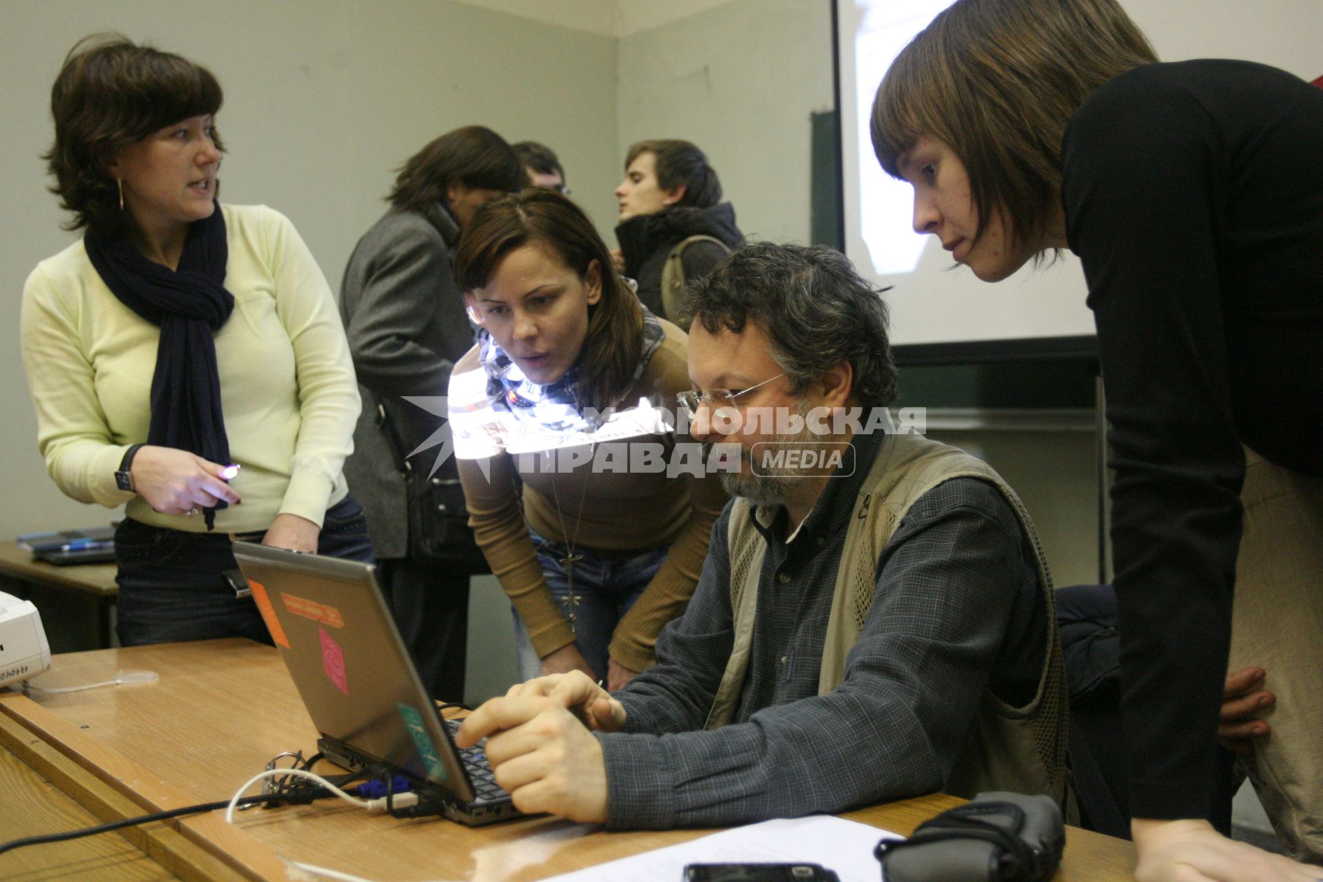 09 марта 2011г. Москва  Россия. МГУ, фотожурналистика. На фото: Сергей Шахиджанян со студентами.