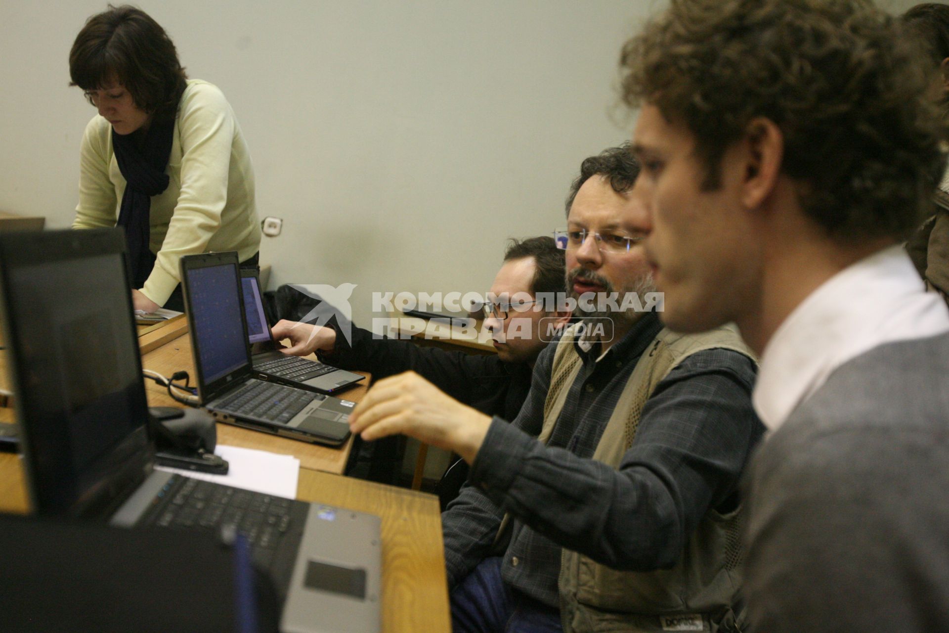 09 марта 2011г. Москва  Россия. МГУ, фотожурналистика. На фото: Сергей Шахиджанян со студентами.