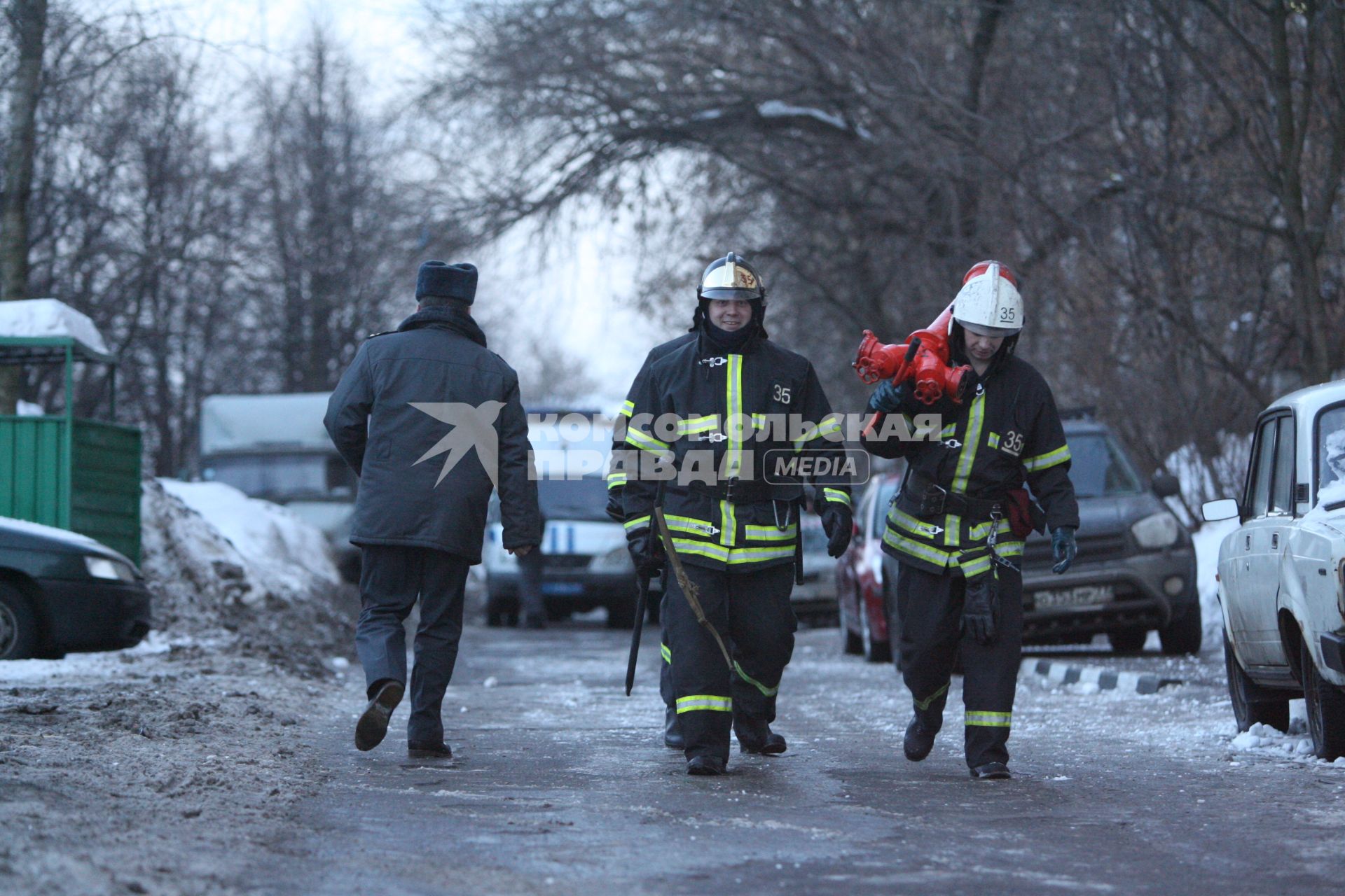 Взрыв на улице Милашенкова 12, Москва, 11 марта 2011 года. пожарные