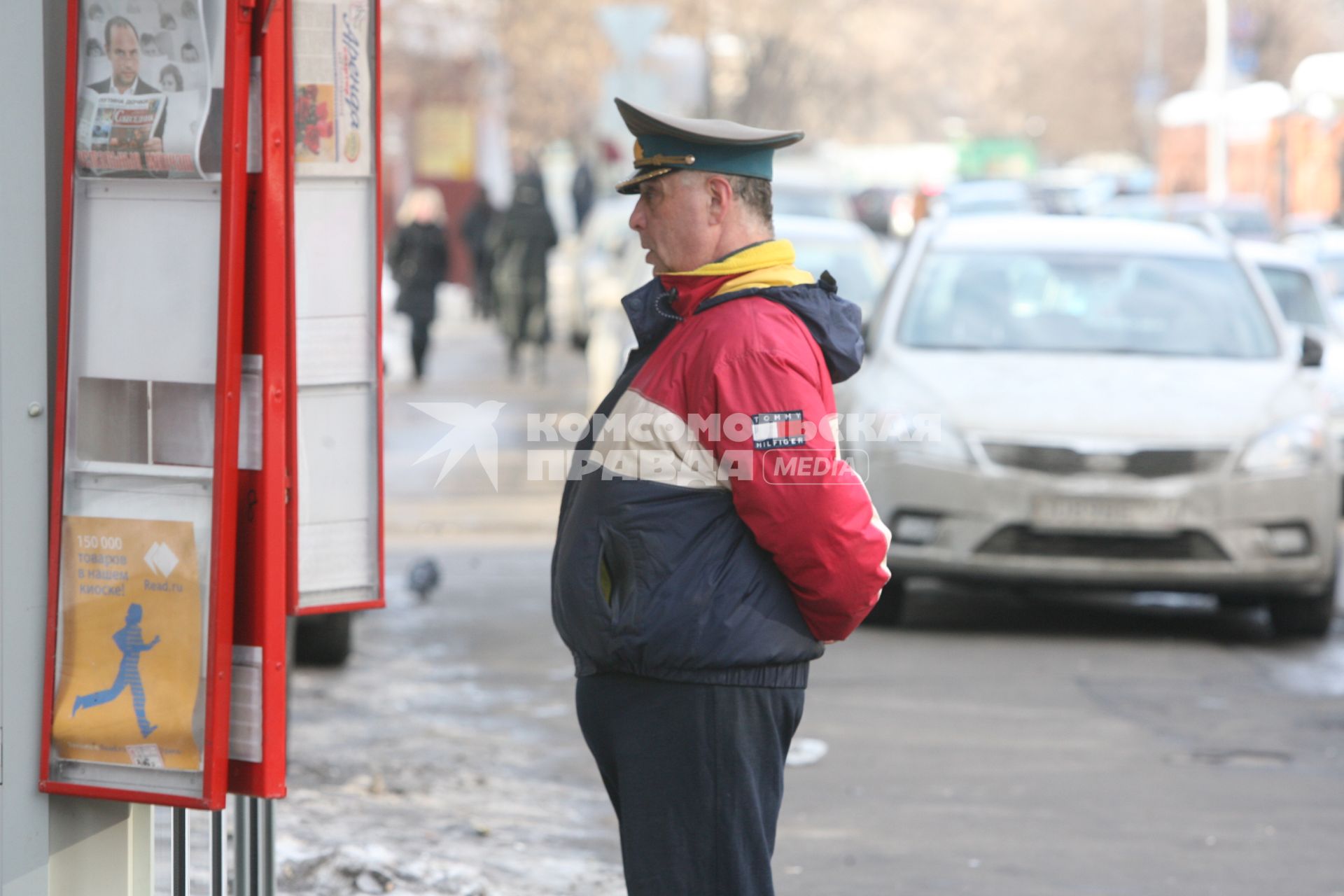 Военный пенсионер перед киоском, Москва, 11 марта 2011 года