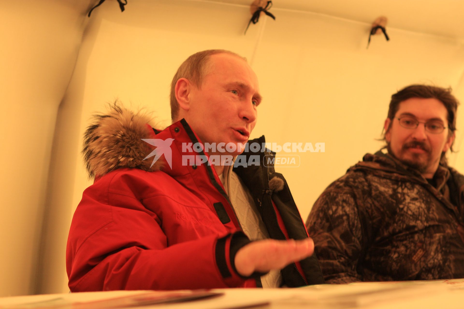 Председатель правительства Владимир Путин во время визита в Хакасию, 19 марта 2011 года. Во время визита в заповедник \"Хакасский\" на природу был выпущен барс (ирбис)