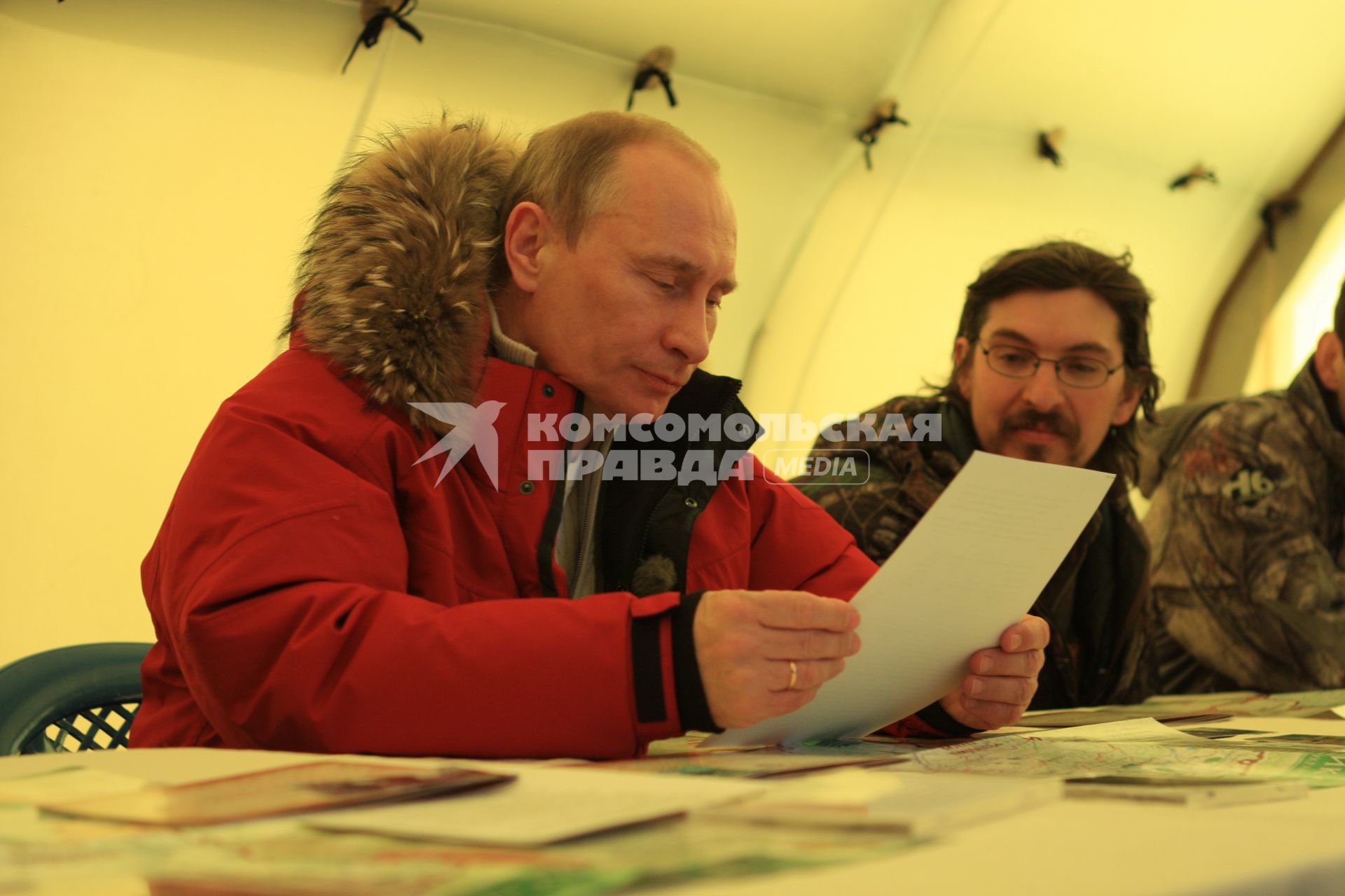 Председатель правительства Владимир Путин во время визита в Хакасию, 19 марта 2011 года. Во время визита в заповедник \"Хакасский\" на природу был выпущен барс (ирбис)