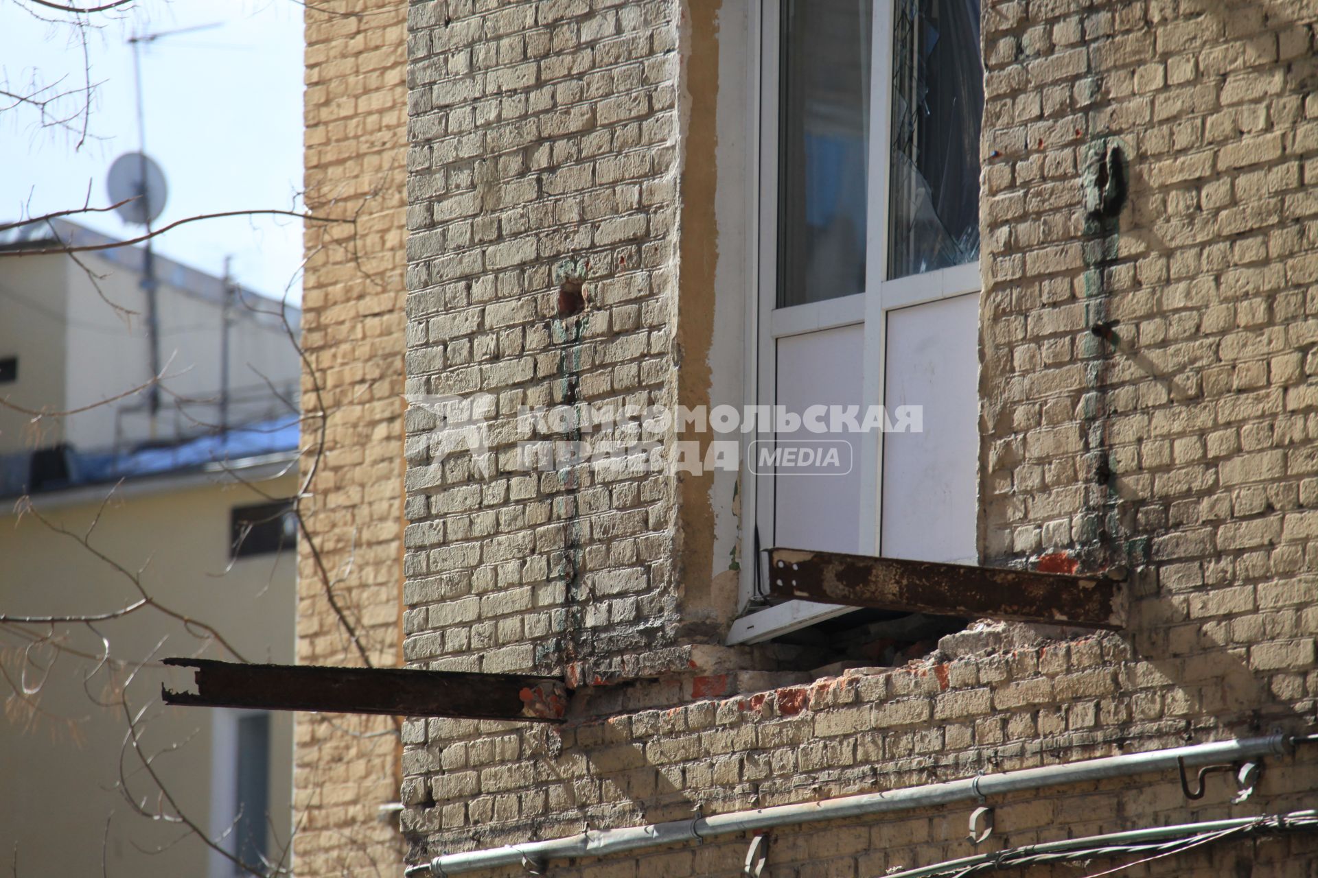 15 марта 2011 Россия. Москва. Четыре балкона рухнули в доме в Марьиной Роще.  Обрушение балконов в жилом доме.