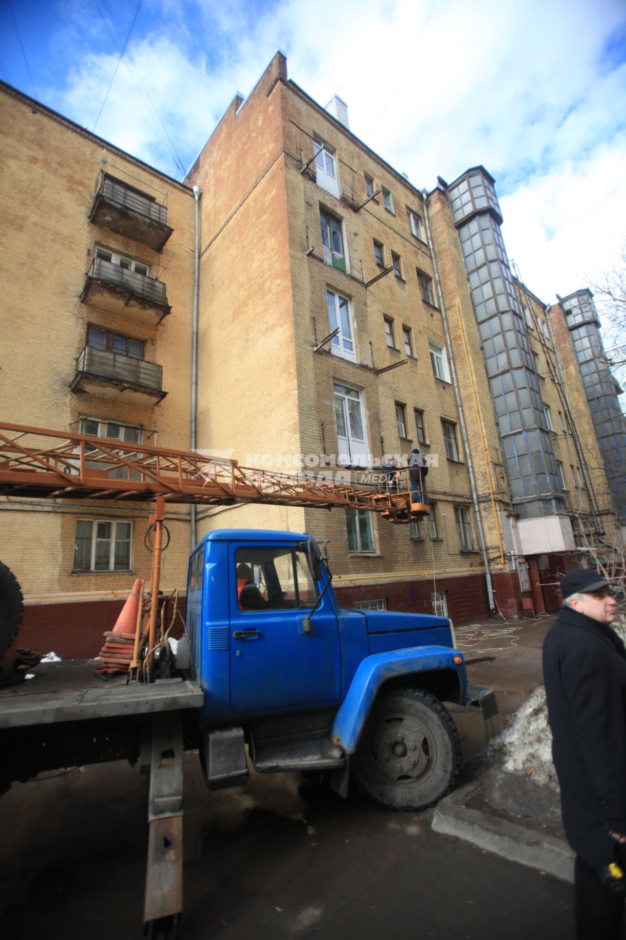 15 марта 2011 Россия. Москва. Четыре балкона рухнули в доме в Марьиной Роще.  Обрушение балконов в жилом доме.