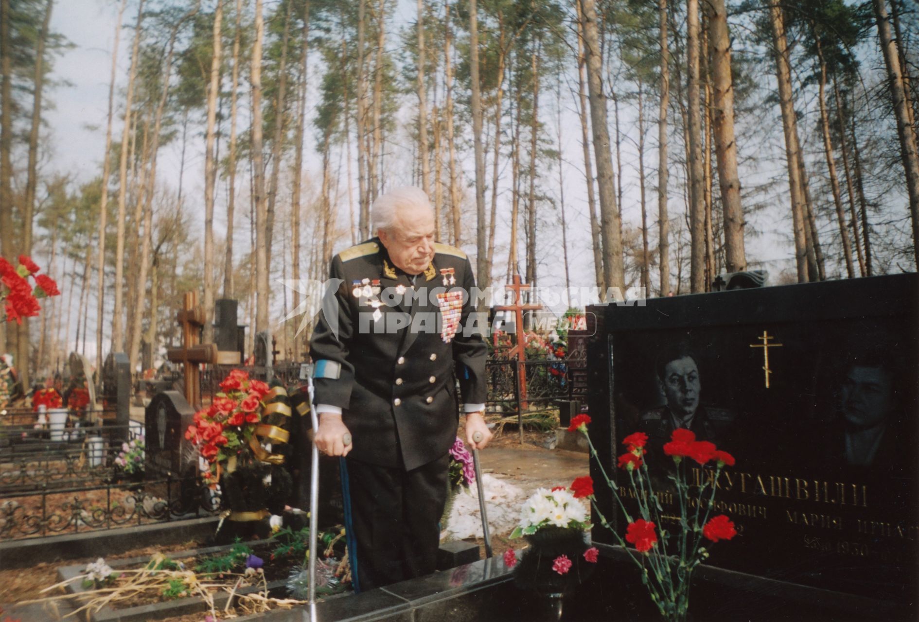 Летчик, дважды Герой Советского Союза, генерал-лейтенант авиации Попков Виталий Иванович на могиле Василия Сталина ( Джугашвили ). Василий Сталин похоронен в одной могиле со своей последней женой Марией Нузберг(девичья фамилия Шевергина).