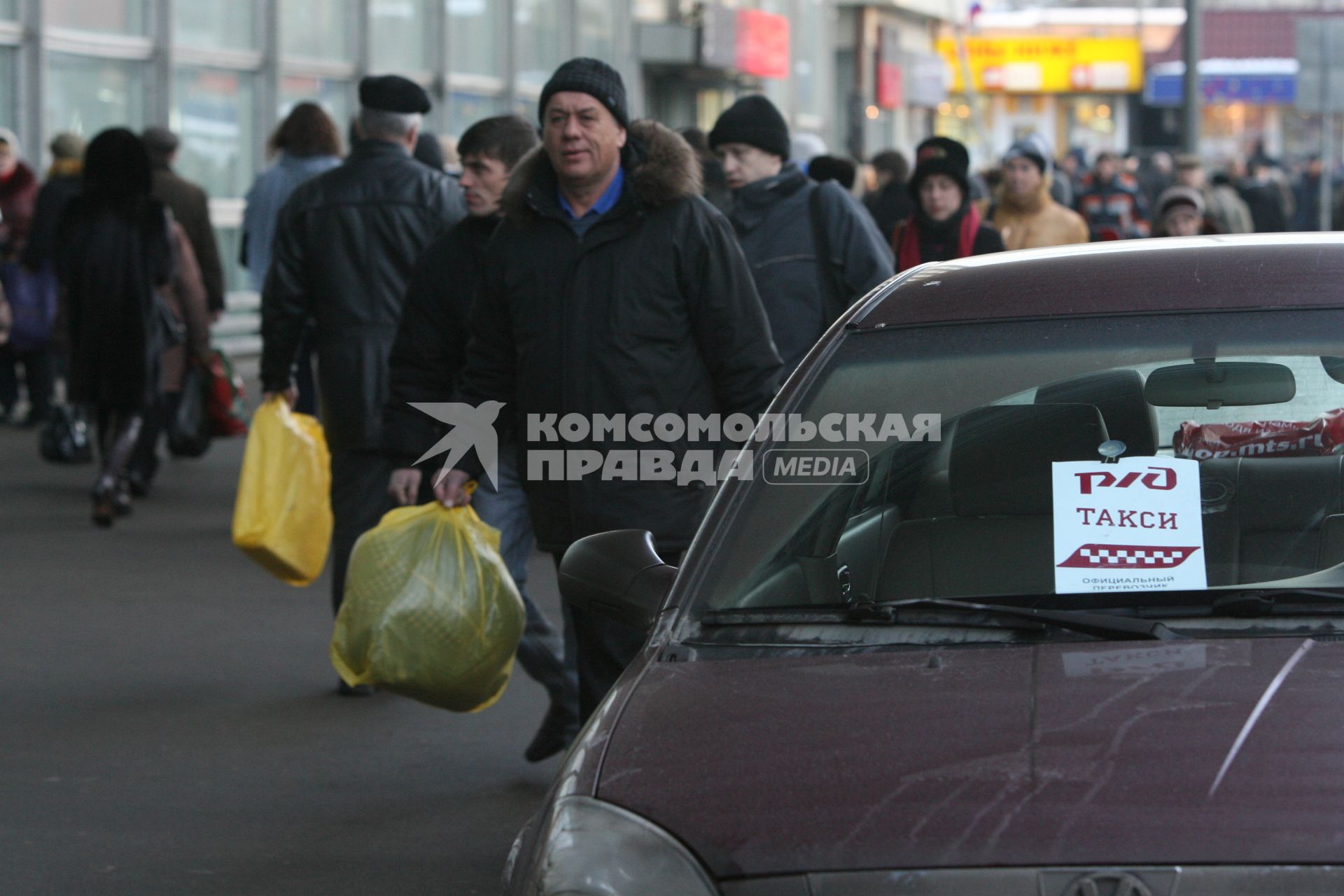 Такси на Курском вокзале, Москва, 3 марта 2011 года.