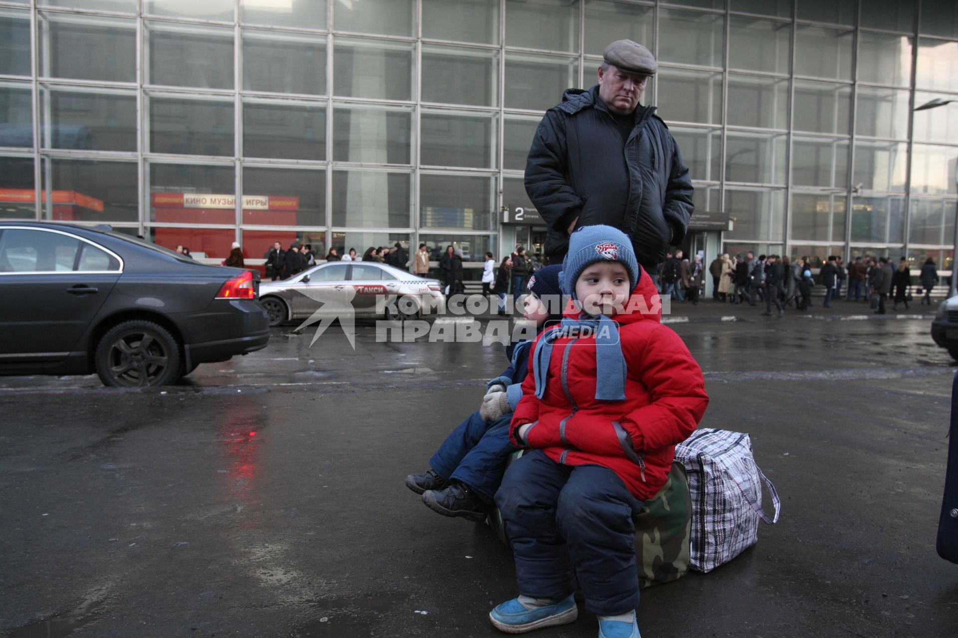 Такси на Курском вокзале, Москва, 3 марта 2011 года.