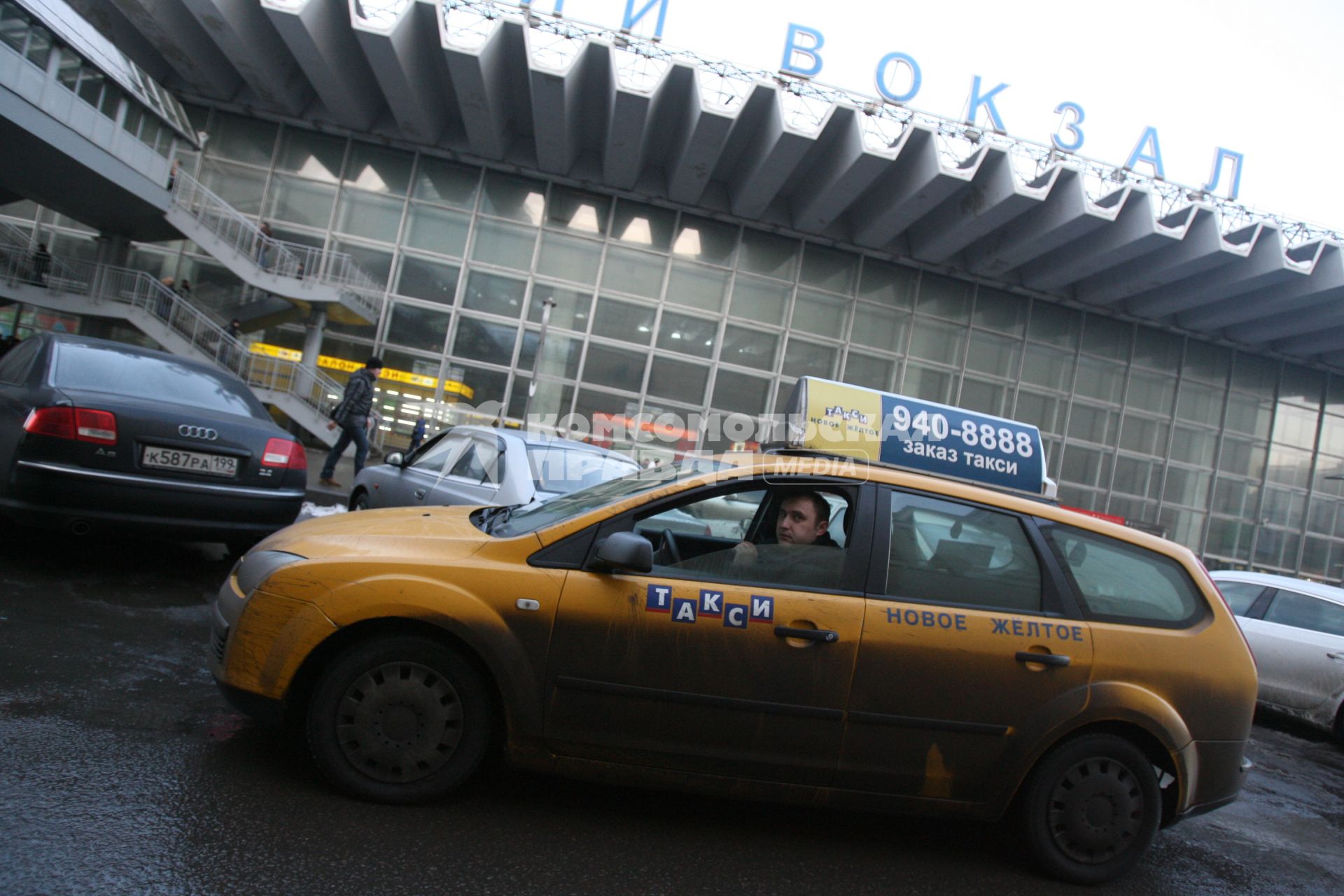 Такси на Курском вокзале, Москва, 3 марта 2011 года.