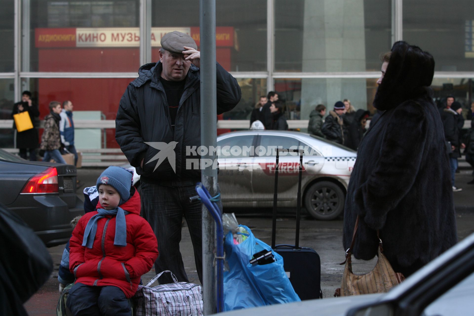 Такси на Курском вокзале, Москва, 3 марта 2011 года.