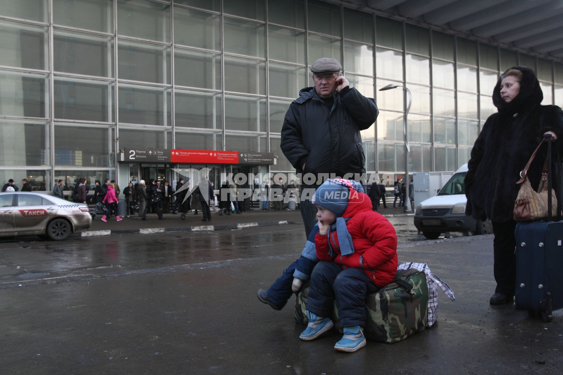 Такси на Курском вокзале, Москва, 3 марта 2011 года.