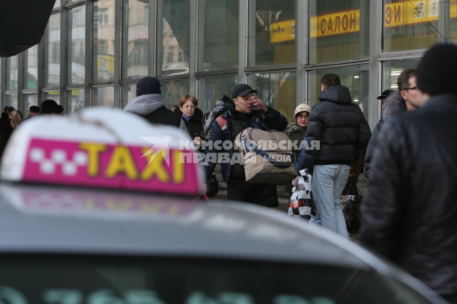 Такси на Курском вокзале, Москва, 3 марта 2011 года.