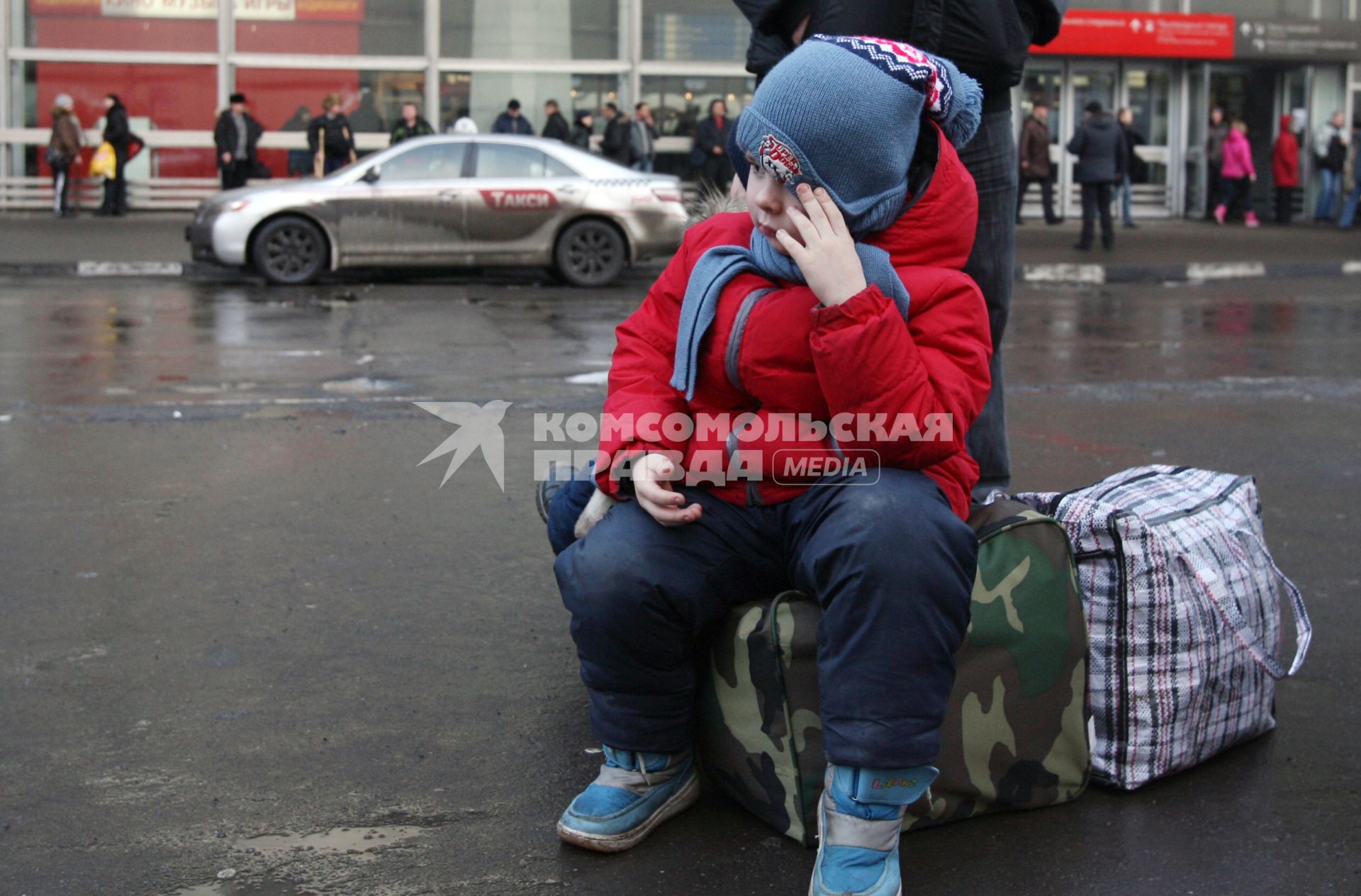 Такси на Курском вокзале, Москва, 3 марта 2011 года.