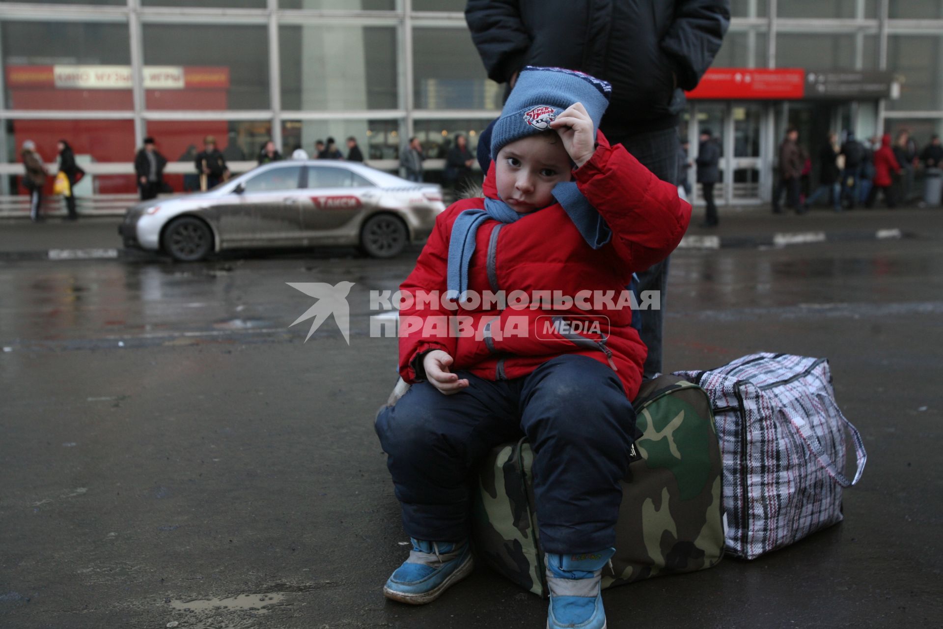 Такси на Курском вокзале, Москва, 3 марта 2011 года.