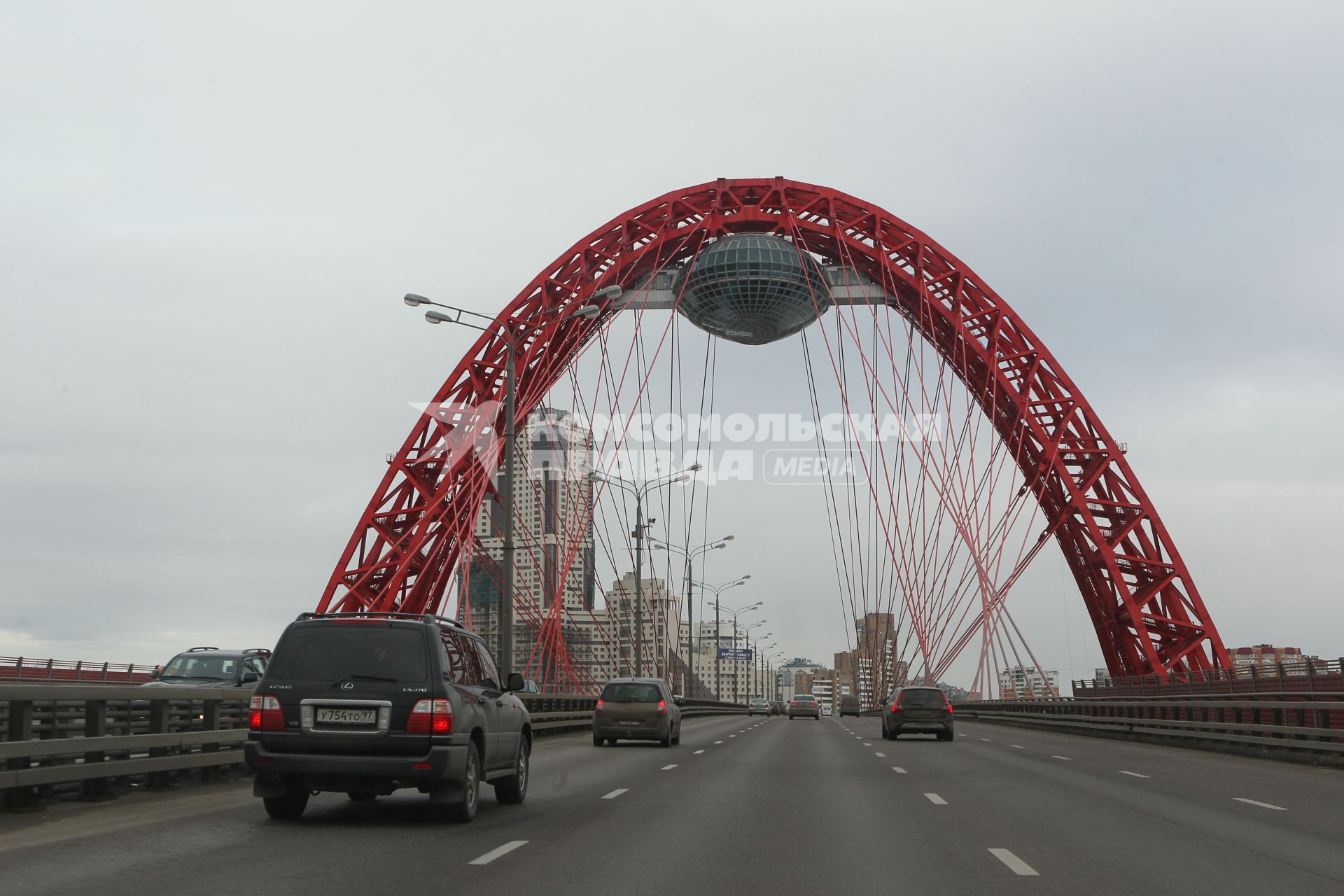 Россия. Москва. 17 марта 2011.  Живописный мост (Мост в Серебряном бору) - вантовый мост через Москву-реку, расположен на северо-западе Москвы и является частью строящегося Краснопресненского проспекта