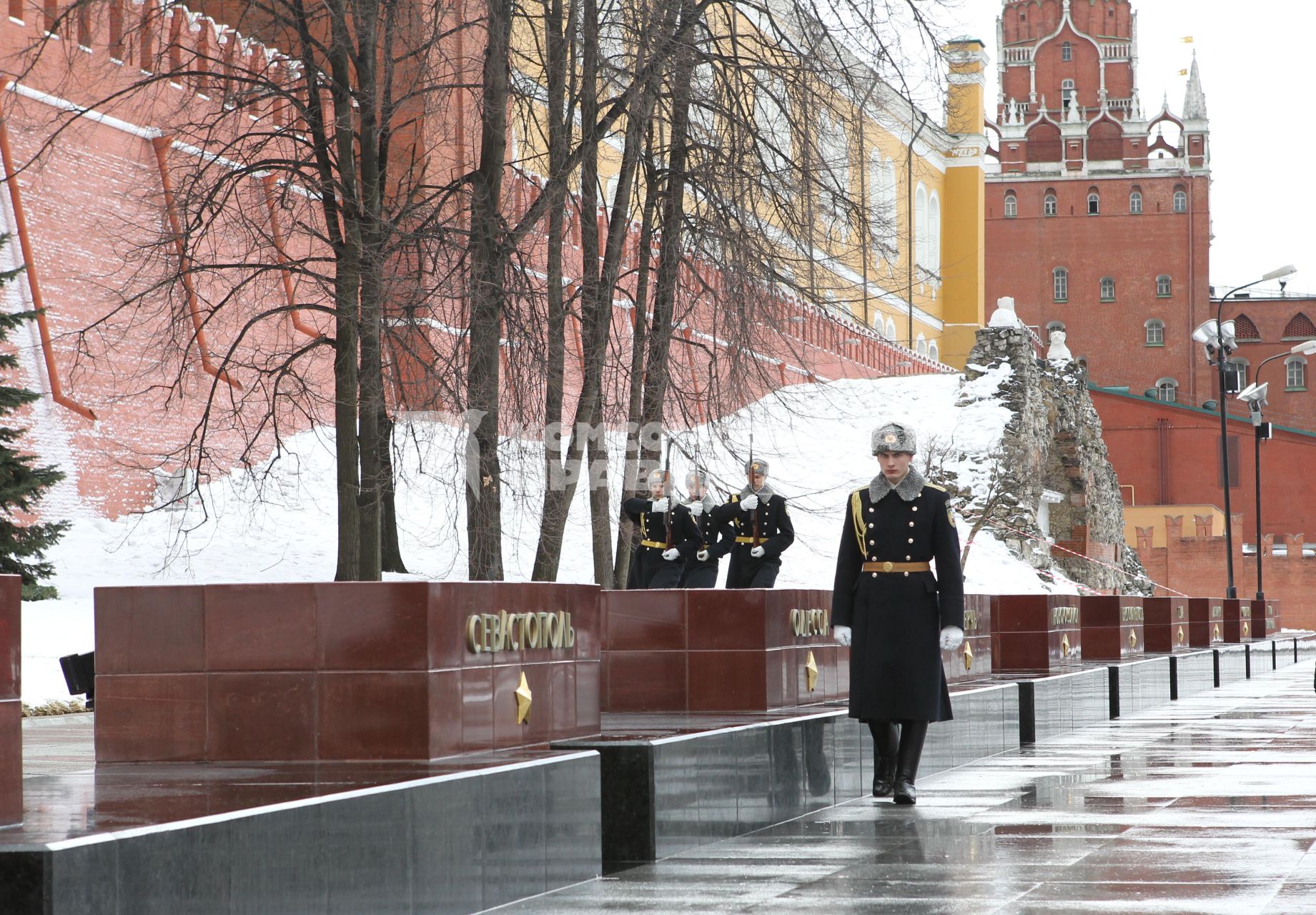 24 марта 2011г. Россия, Москва. Смена почетного караула на посту у вечного огня в Александровском саду. Города Герои.