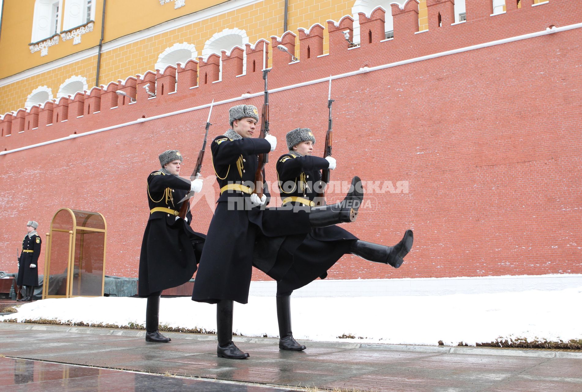 24 марта 2011г. Россия, Моосква. Смена почетного караула на посту у вечного огня в Александровском саду.