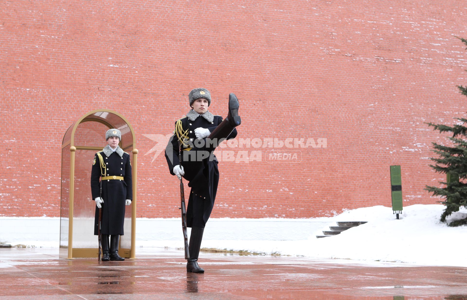 24 марта 2011г. Россия, Москва. Смена почетного караула на посту у вечного огня в Александровском саду.