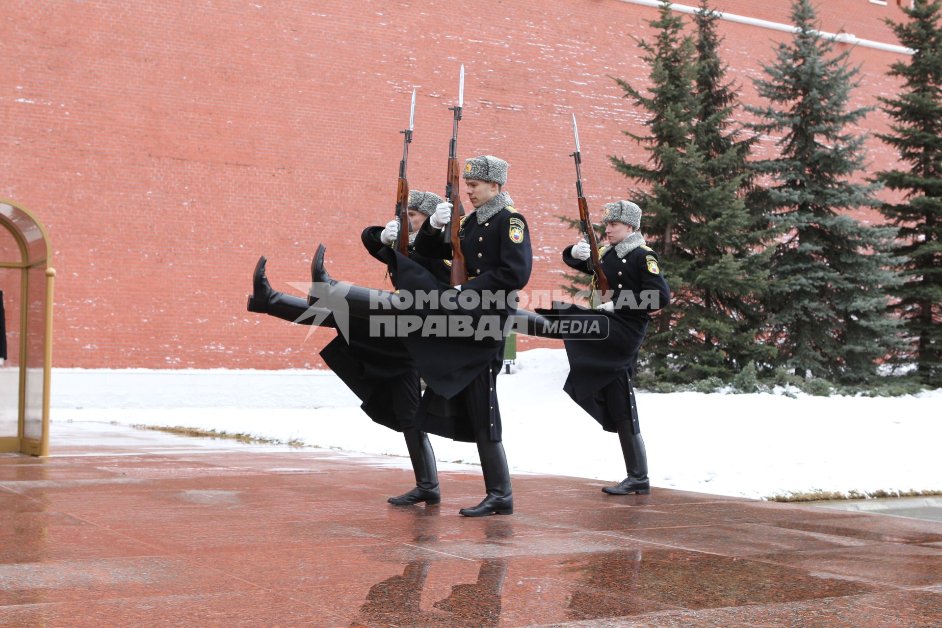 24 марта 2011г. Россия, Москва. Смена почетного караула на посту у вечного огня в Александровском саду.