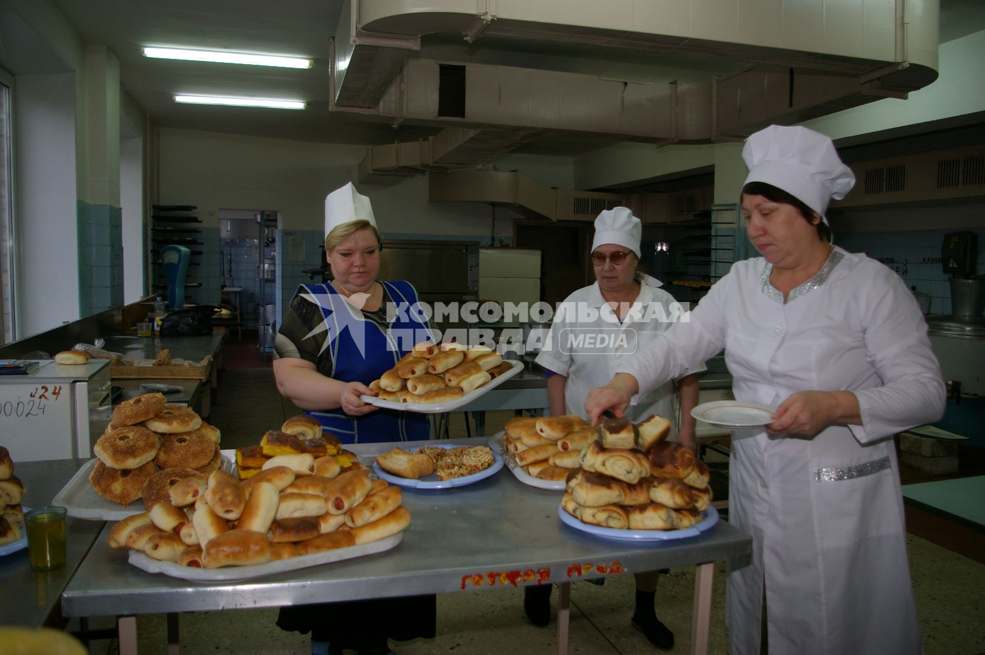 В школьной столовой повара напекли булки, Саратов, 20 ноября 2008 года.