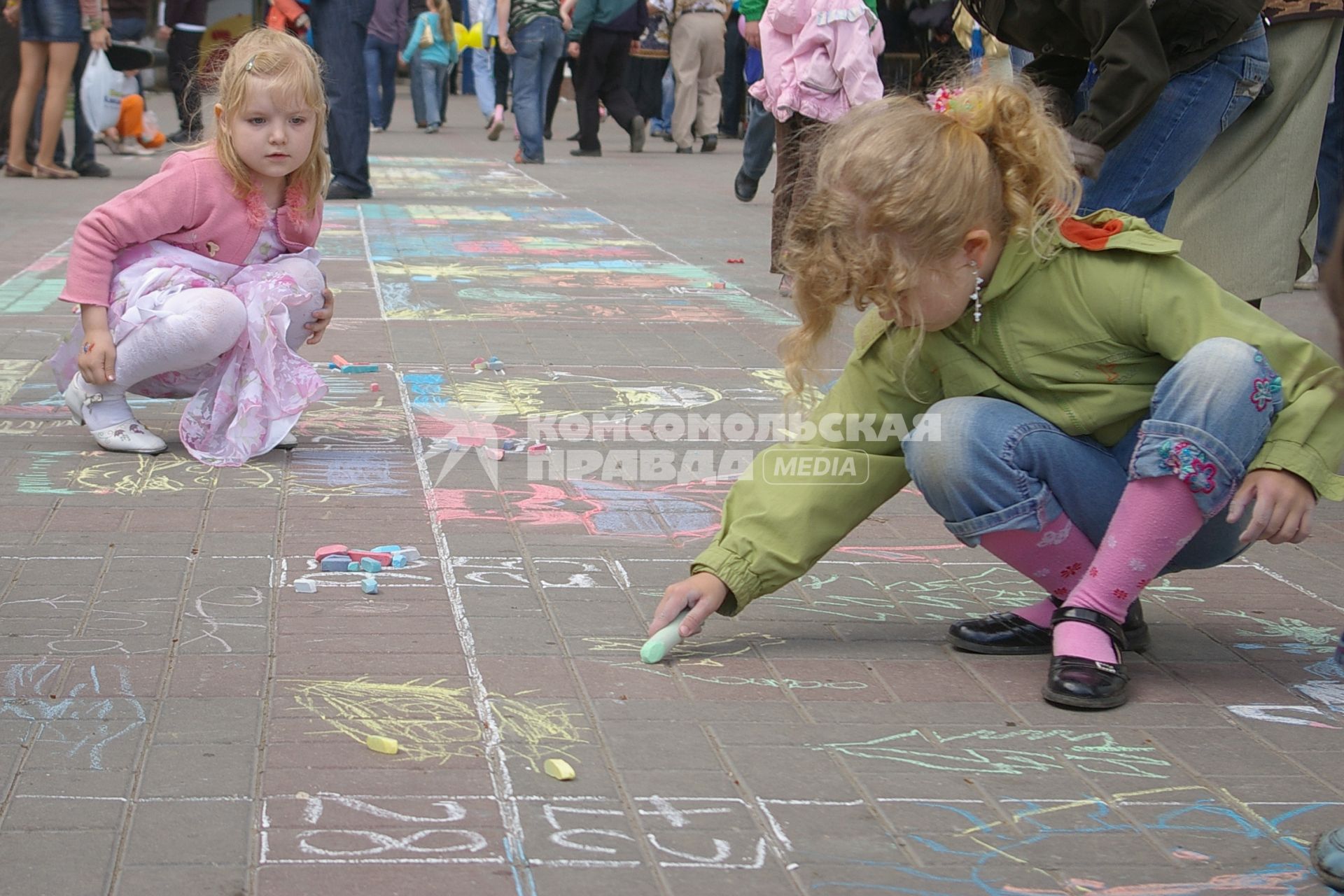 Дети рисуют на асфальте мелом, Саратов, 1 июня 2008 года.