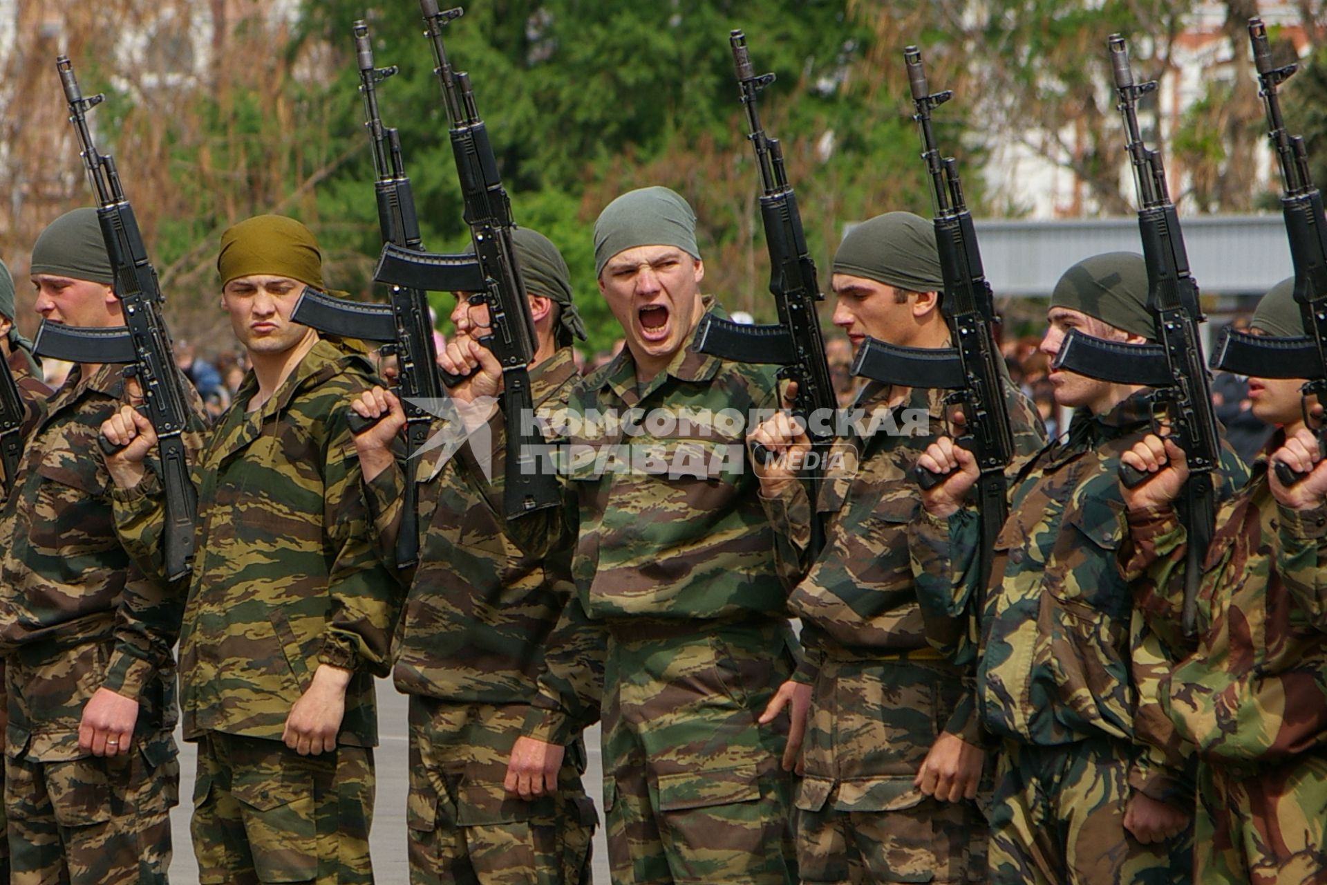 Военные с автоматами во время показательных выступлений на площади города, Саратов, 9 мая 2009 года.