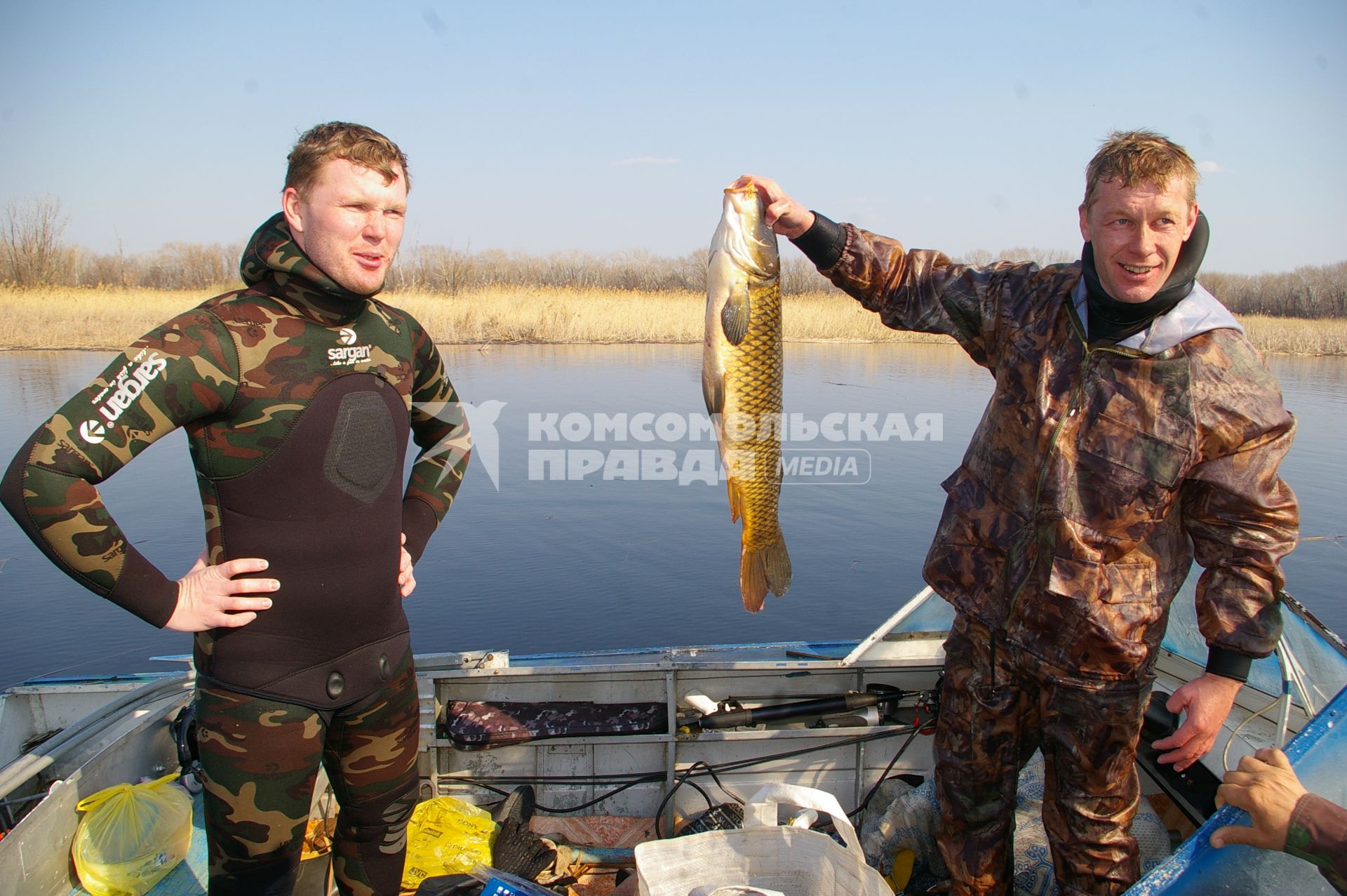 Рыбаки на Волге хвастаются уловом, Саратов, 26 апреля 2009 года.