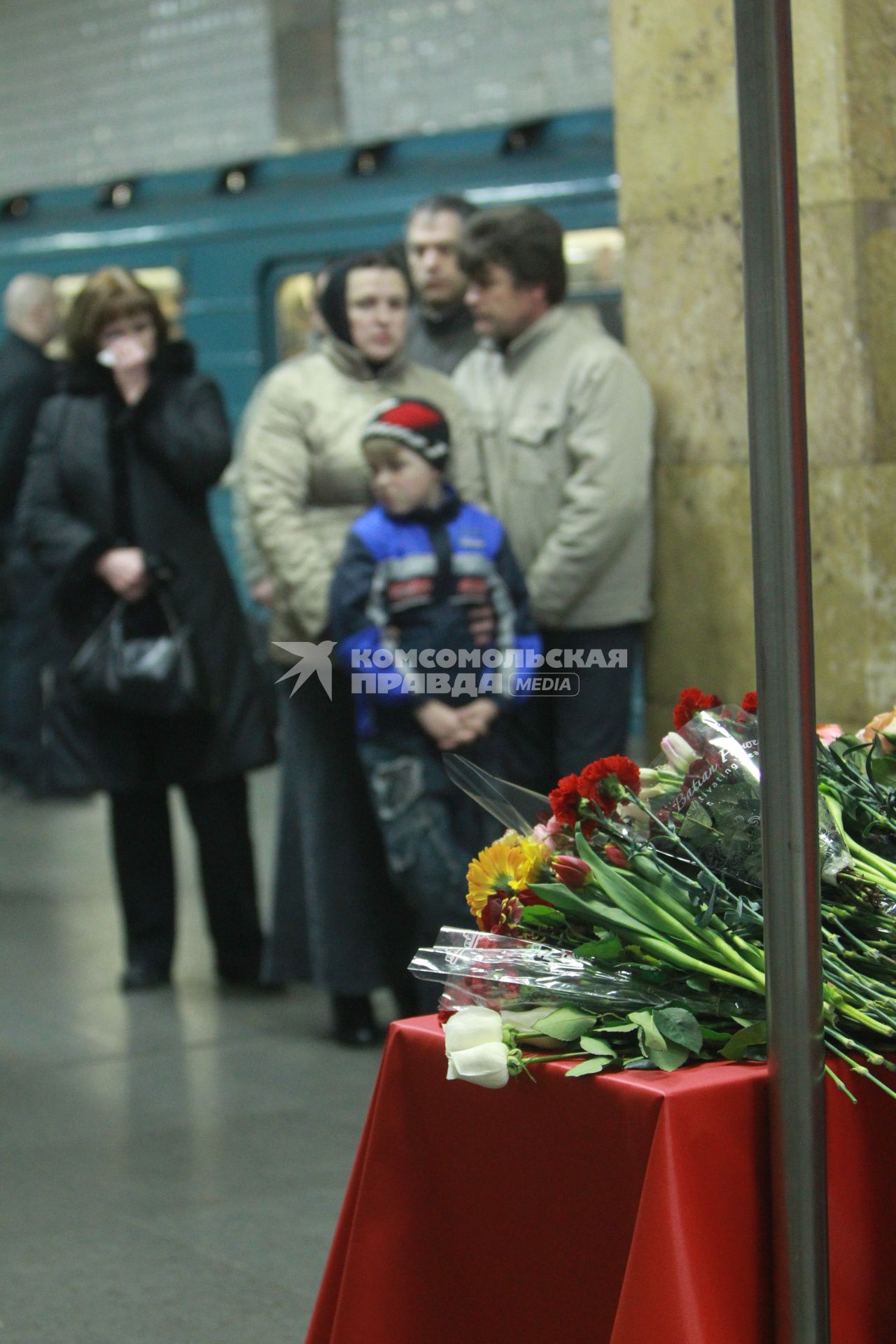 29 марта 2011г. Россия, Москва. Люди несут цветы  на место взрыва на станции Парк Культуры.