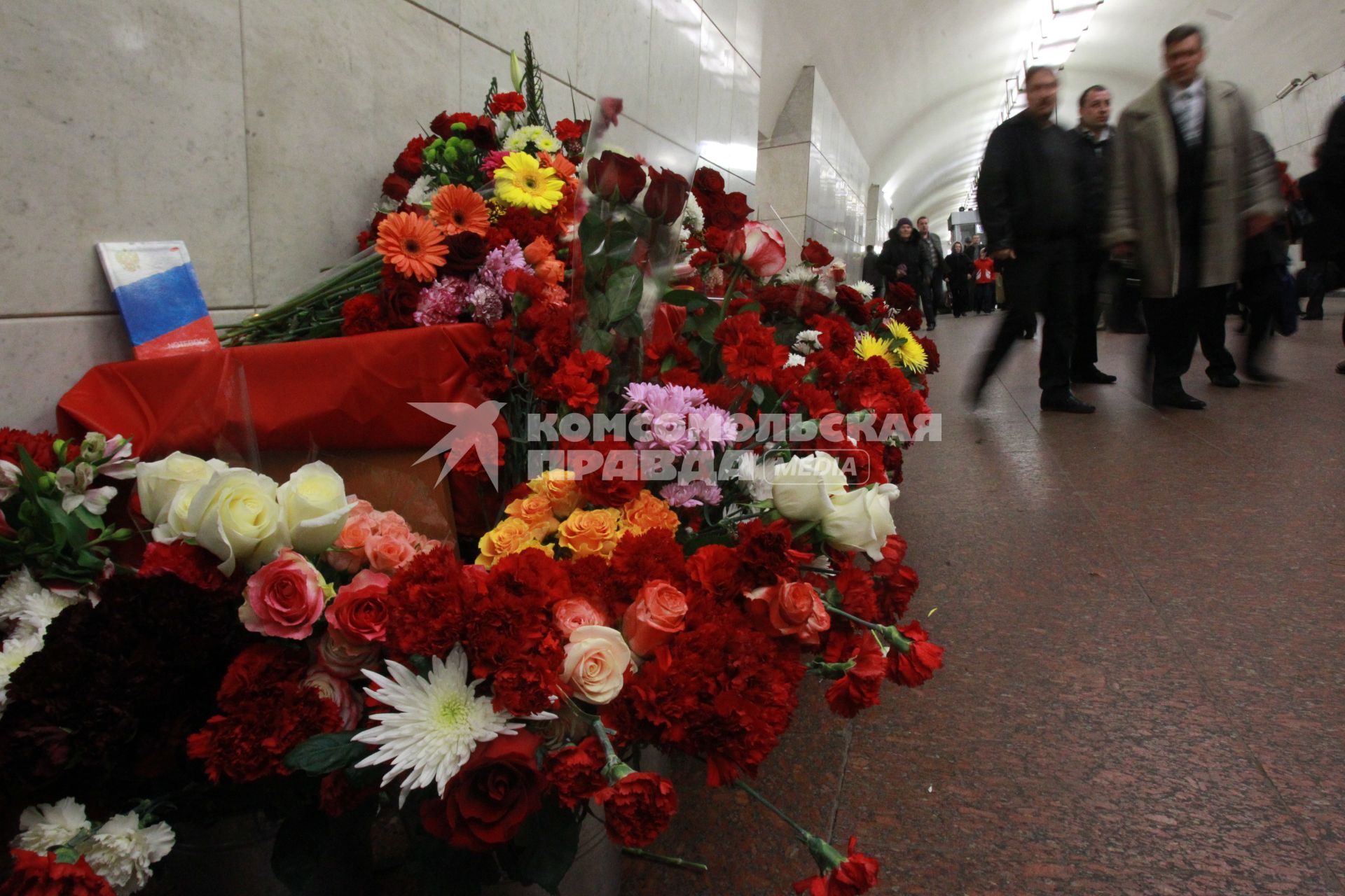 29 марта 2011г. Россия, Москва. Люди несут цветы  на место взрыва на станции Парк Культуры.