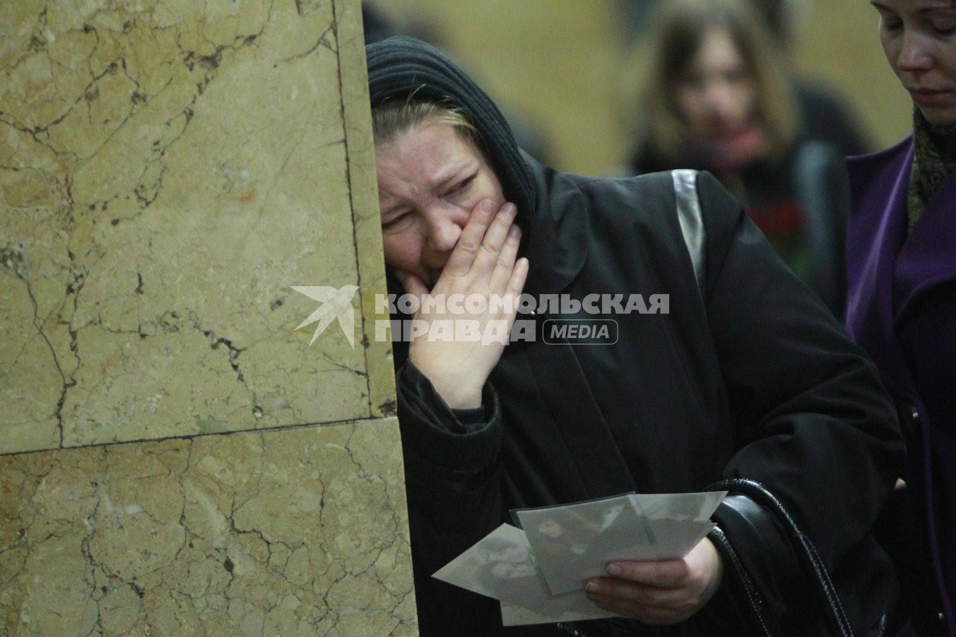 29 марта 2011г. Россия, Москва. Люди несут цветы  на место взрыва на станции Парк Культуры.