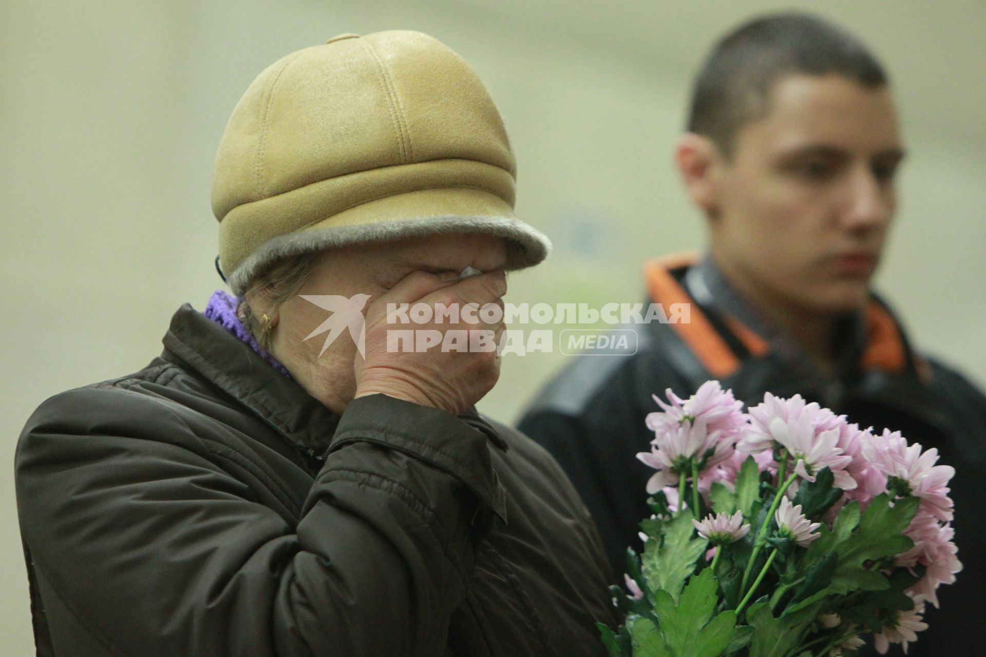 29 марта 2011г. Россия, Москва. Люди несут цветы  на место взрыва на станции Парк Культуры.