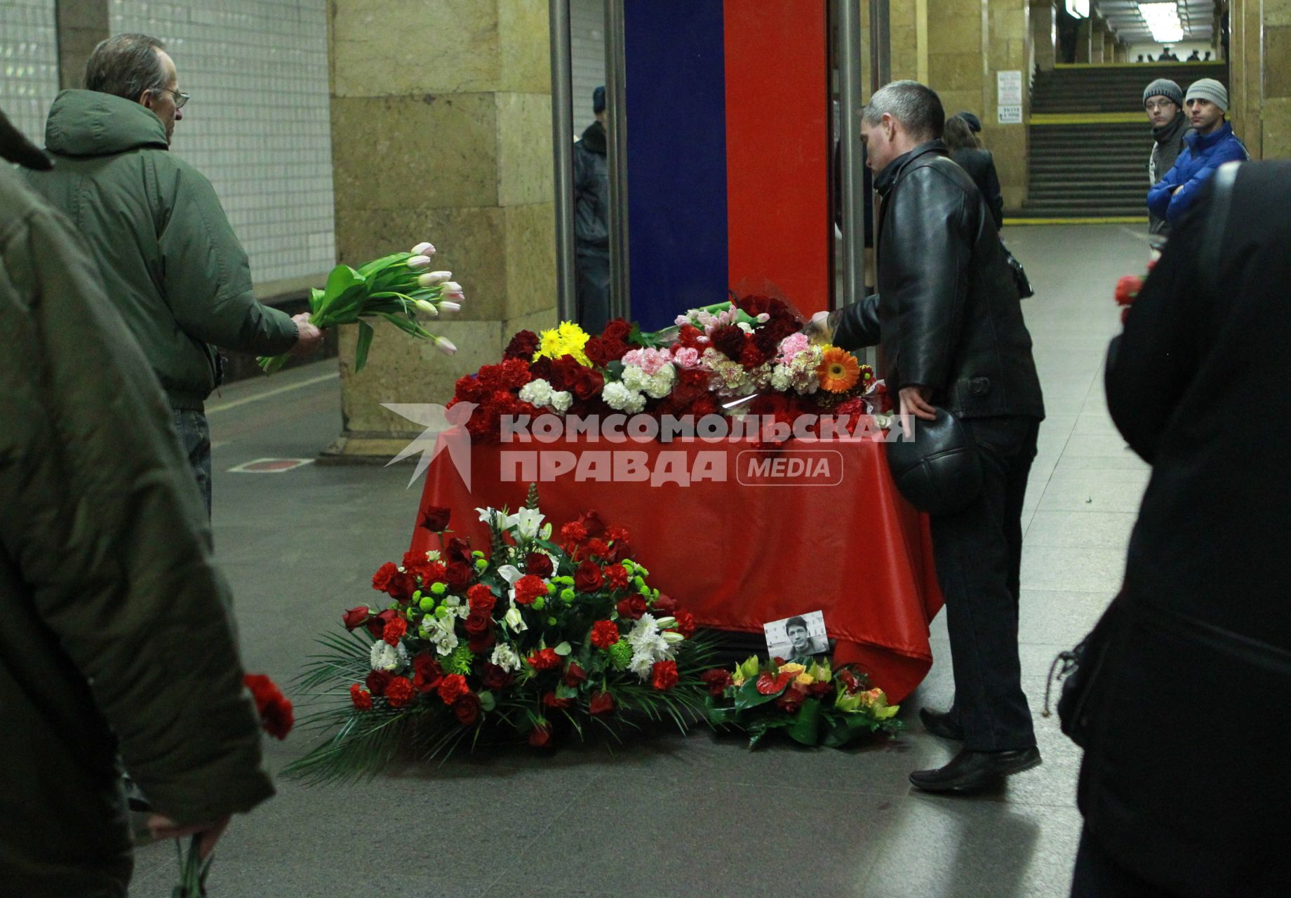 29 марта 2011г. Россия, Москва. Люди несут цветы  на место взрыва на станции Парк Культуры.