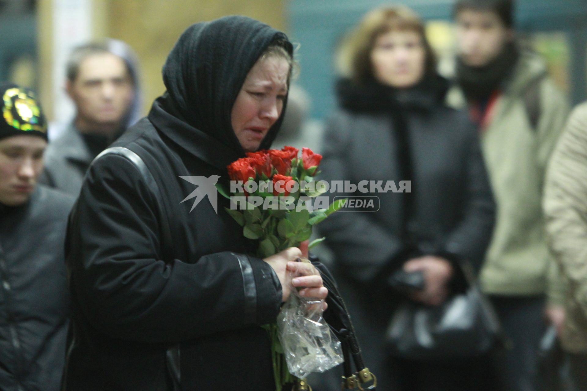 29 марта 2011г. Россия, Москва. Люди несут цветы  на место взрыва на станции Парк Культуры.