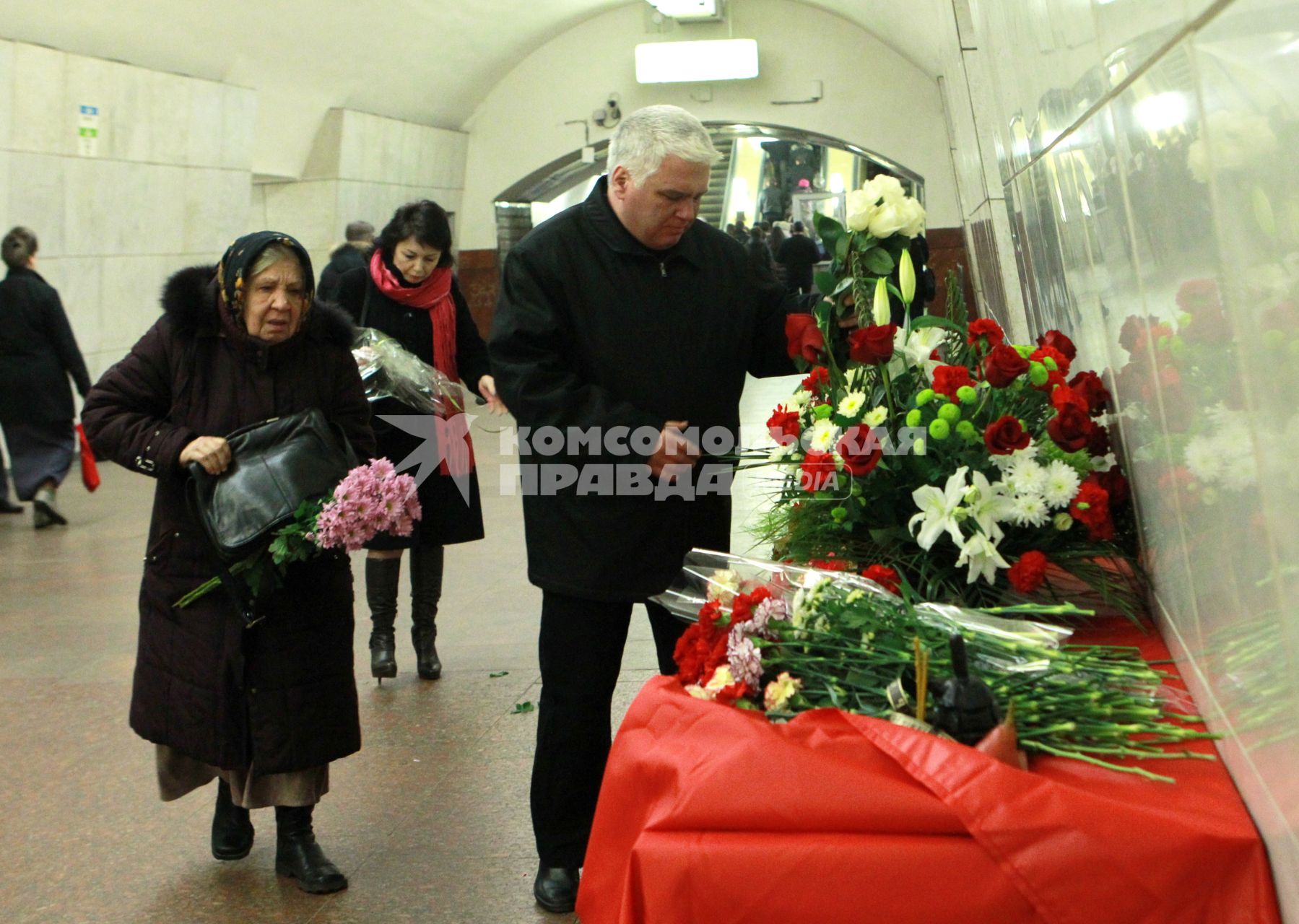 29 марта 2011г. Россия, Москва. Люди несут цветы  на место взрыва на станции Парк Культуры.