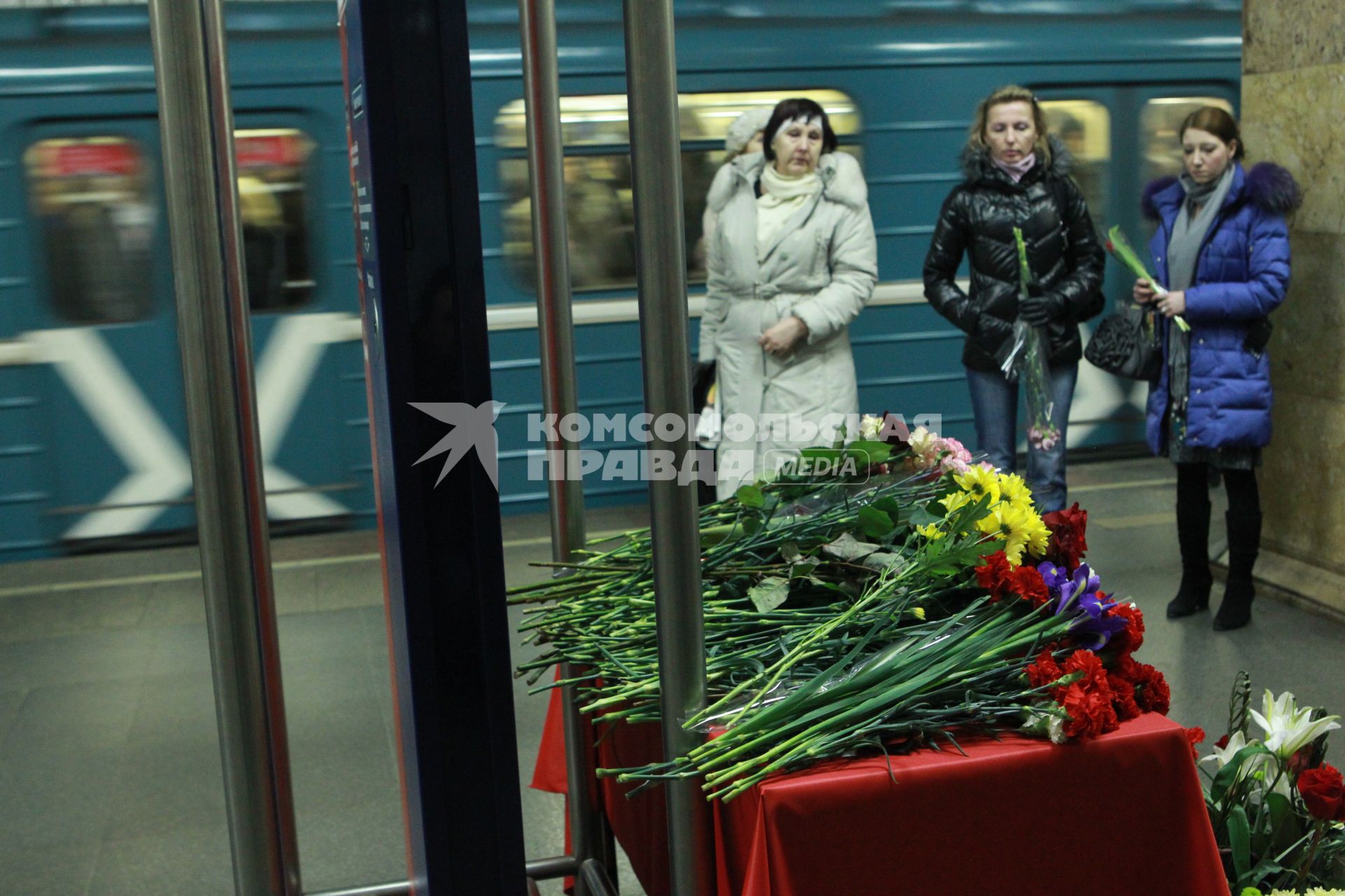 29 марта 2011г. Россия, Москва. Люди несут цветы  на место взрыва на станции Парк Культуры.