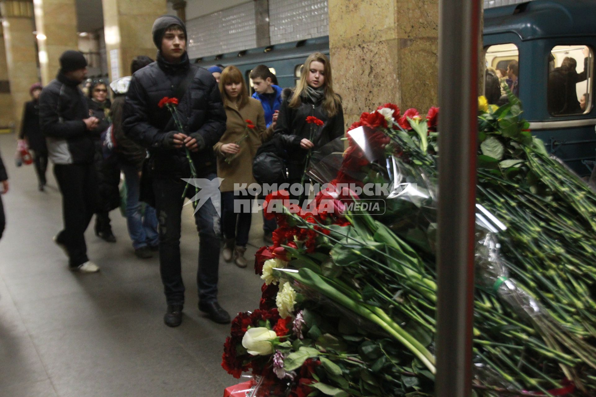 29 марта 2011г. Россия, Москва. Люди несут цветы  на место взрыва на станции Парк Культуры.